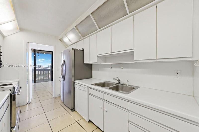 TURNBERRY TOWERS CONDO - Residential