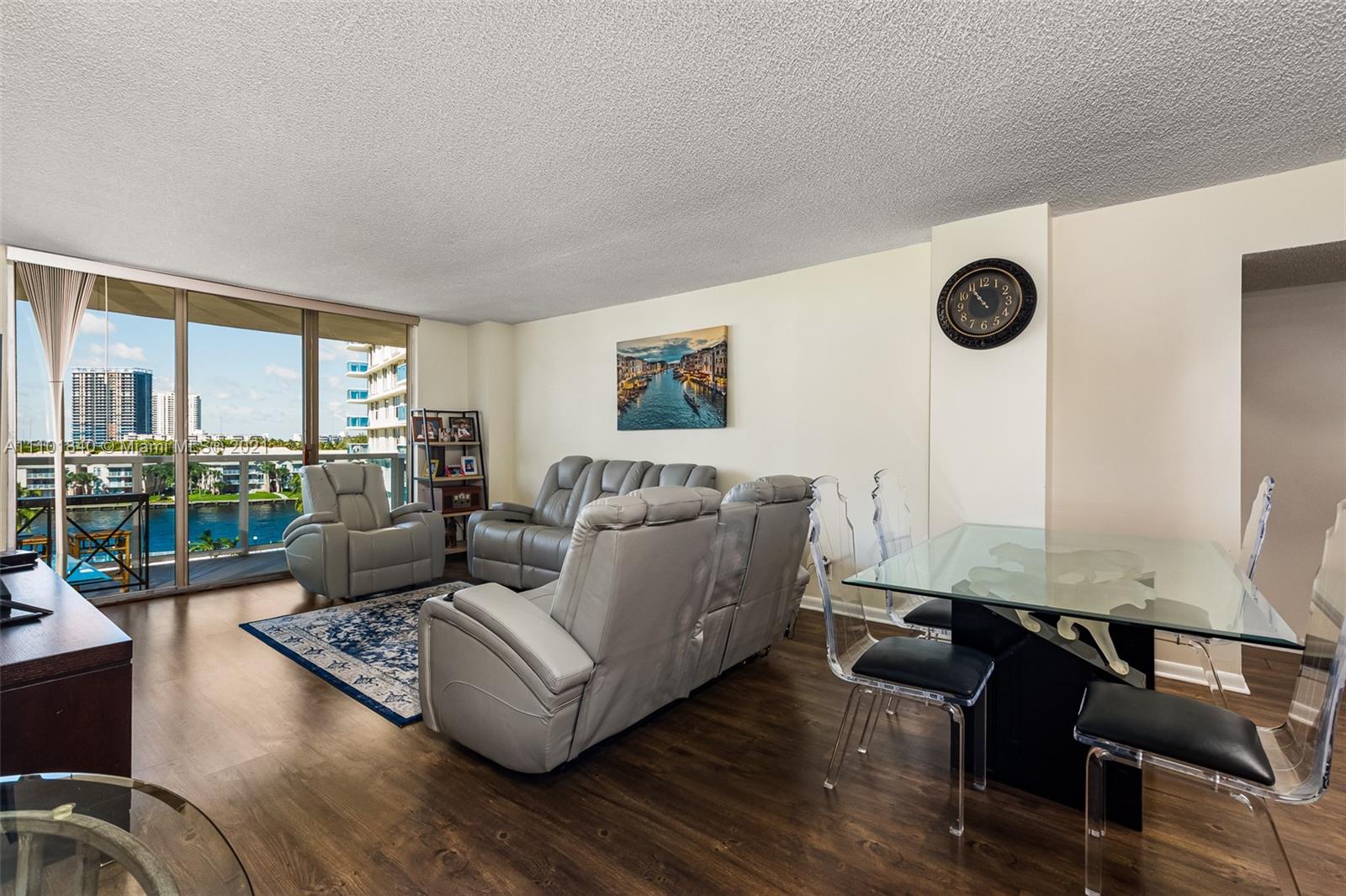 HALLMARK OF HOLLYWOOD CON - Residential