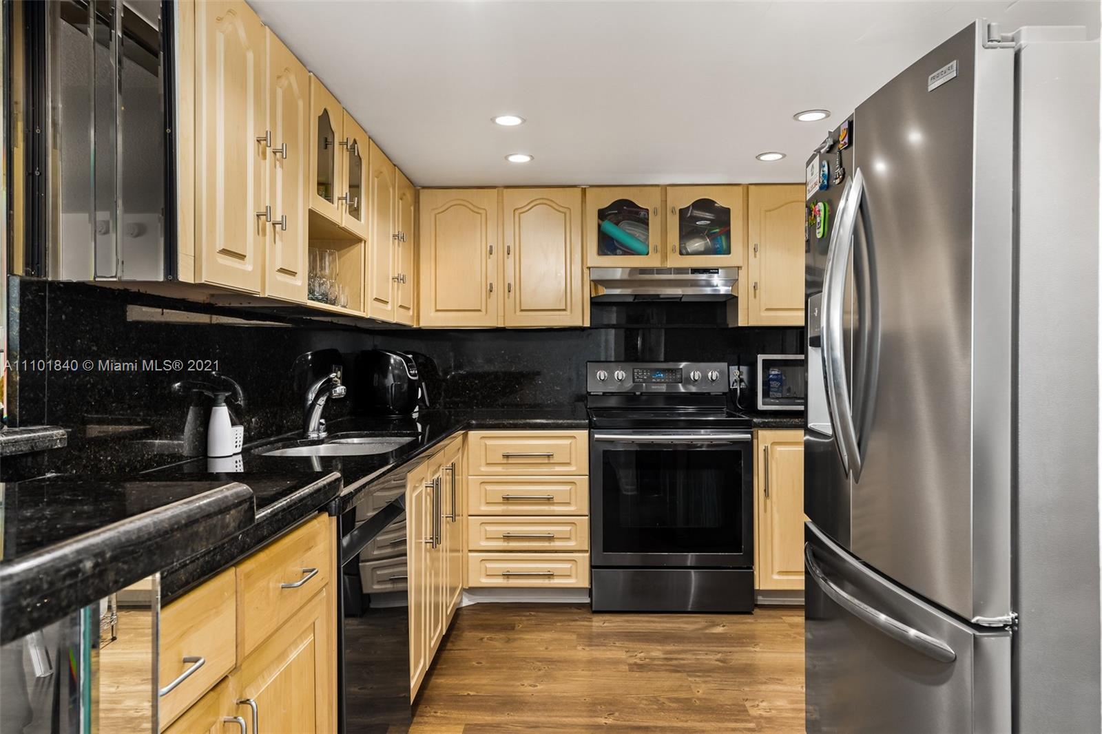 HALLMARK OF HOLLYWOOD CON - Residential