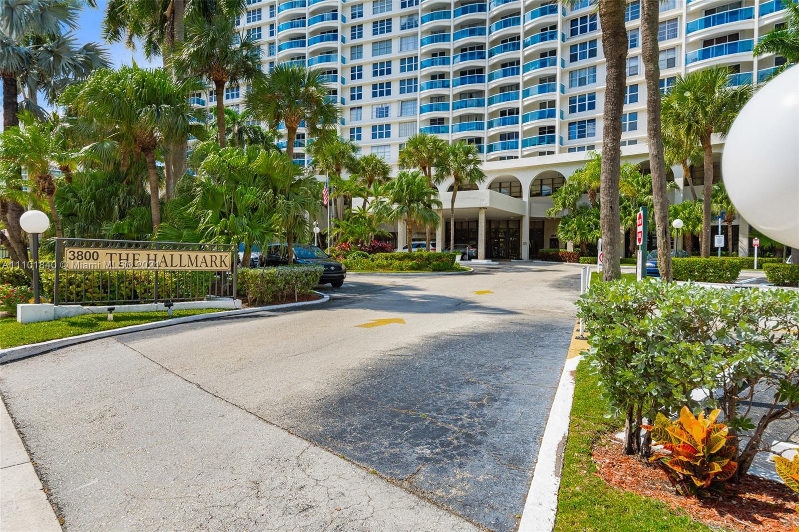 Beautiful 2 bedroom, 2 bathroom unit with gorgeous intracoastal and pool views. Split bedrooms floorplan, large master bedroom with walk-in closet & 1 extra large wall closet. Newer floors, new paint and new fridge, the other appliances are few years old. Water view from every room, facing WEST, very bright and no very little direct heat from sun. Great location , across the street from the ocean, close to supermarkets, restaurants, highways, casino, Aventura Mall and Hollywood BoardWalk. Great well maintained building with gym, pool and pool service, BBQ, billiards room and 24/7 security.Garage parking, 1 spot assigned, additional parking available. Can be rented right away short or long term, minimum 3 months, twice a year. Building passed 40 years certification, all assessments paid!