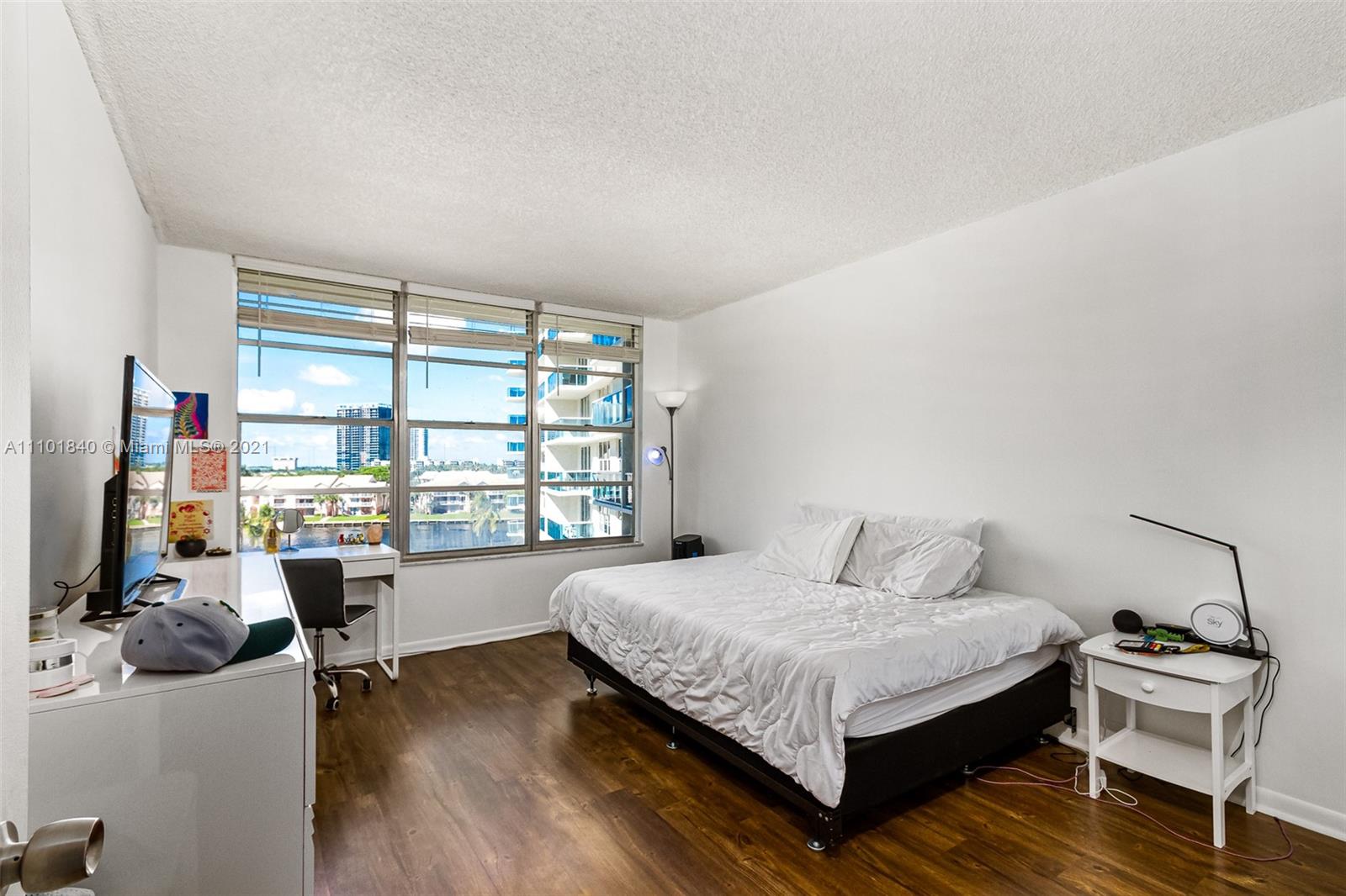 HALLMARK OF HOLLYWOOD CON - Residential