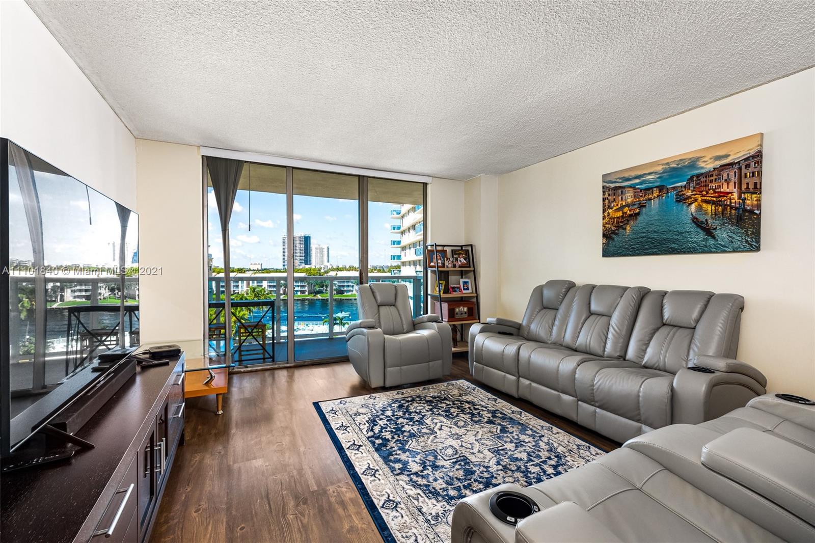 HALLMARK OF HOLLYWOOD CON - Residential