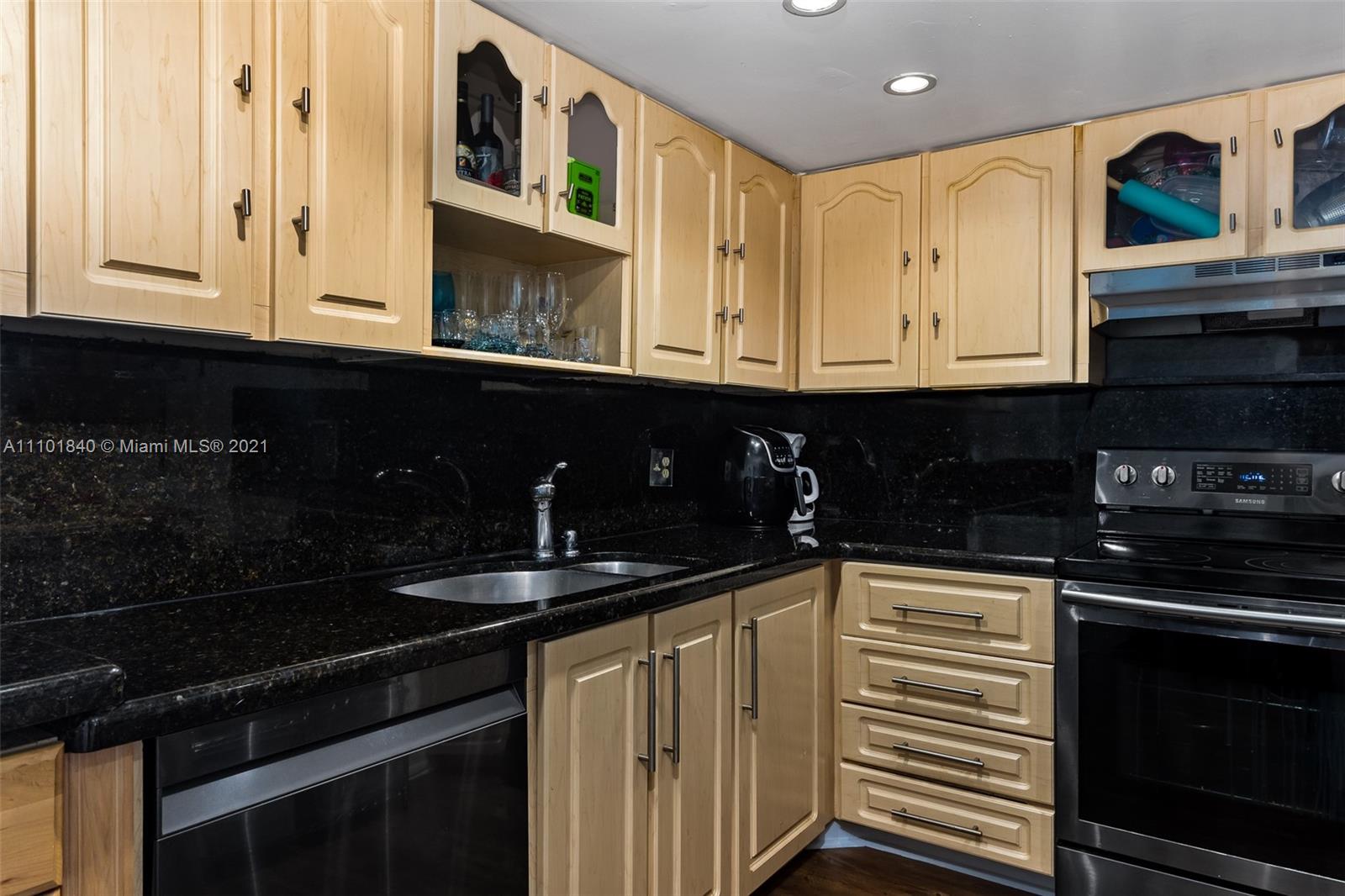 HALLMARK OF HOLLYWOOD CON - Residential