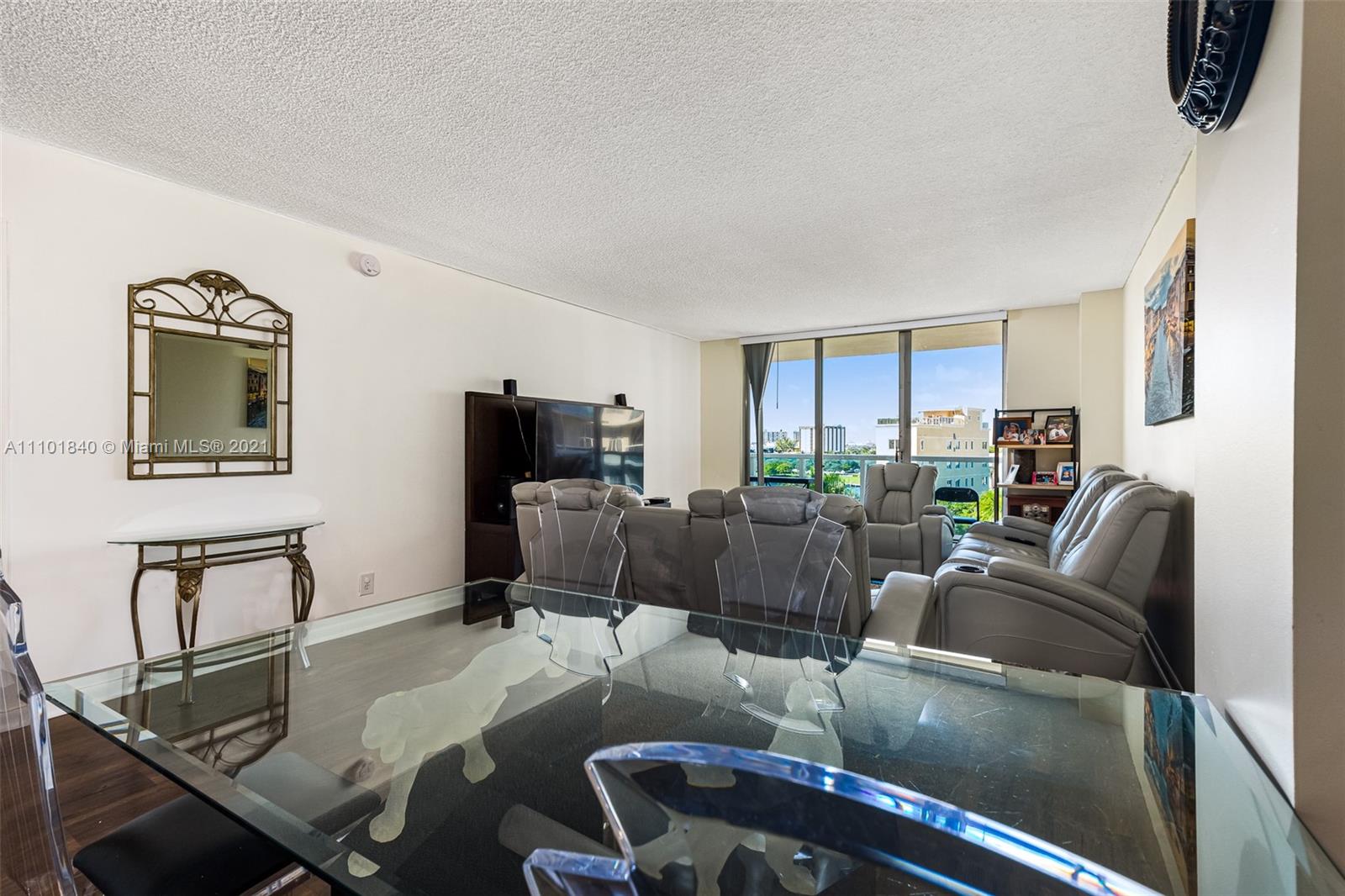 HALLMARK OF HOLLYWOOD CON - Residential