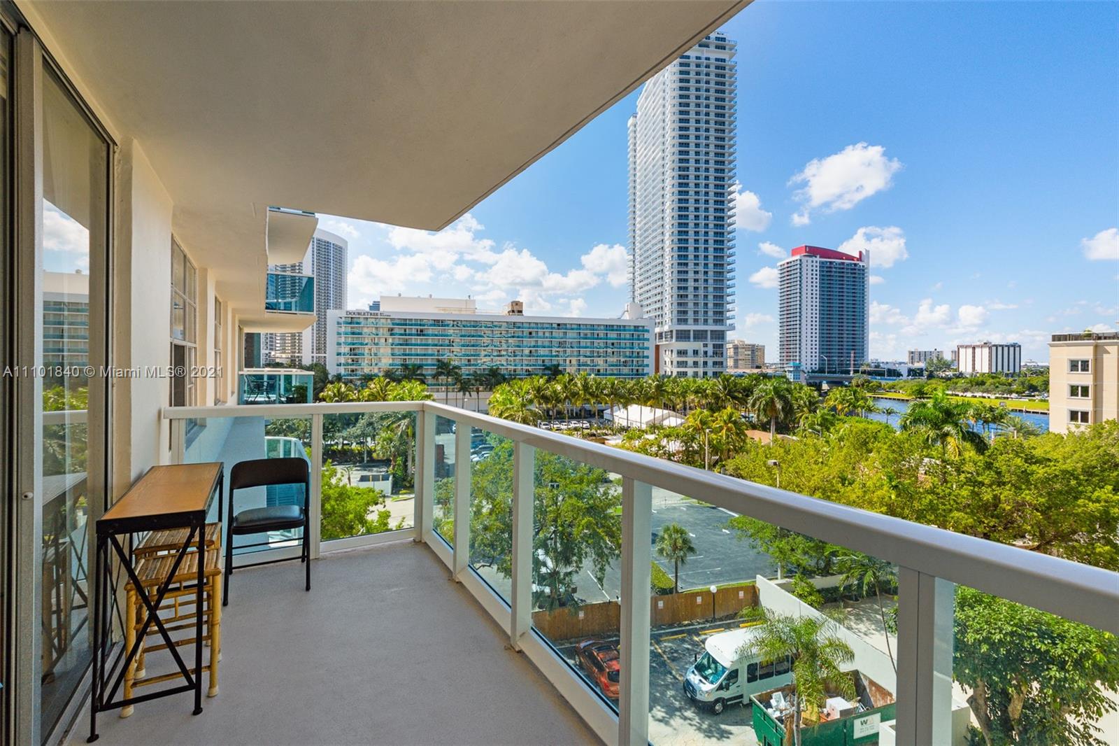 HALLMARK OF HOLLYWOOD CON - Residential