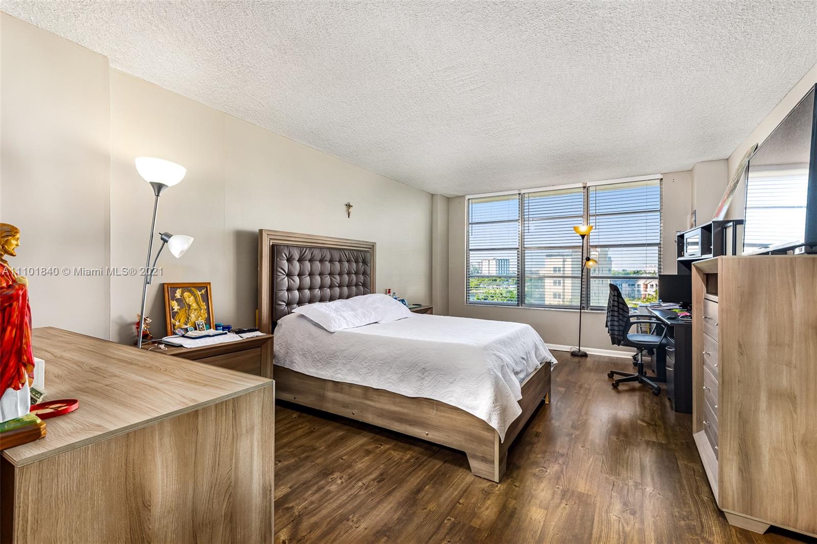 HALLMARK OF HOLLYWOOD CON - Residential