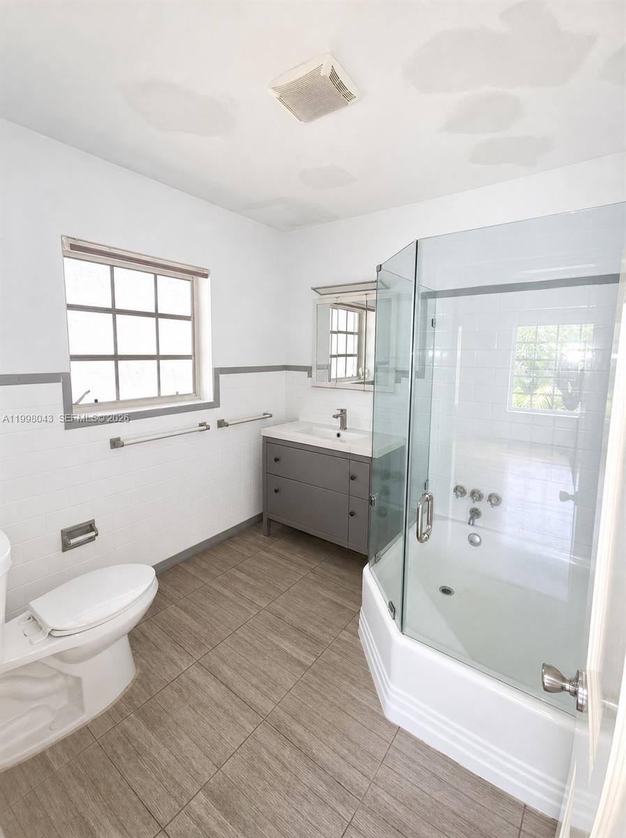 HOLLYWOOD LAKES SECTION - Residential