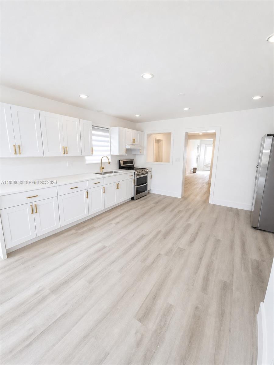 HOLLYWOOD LAKES SECTION - Residential