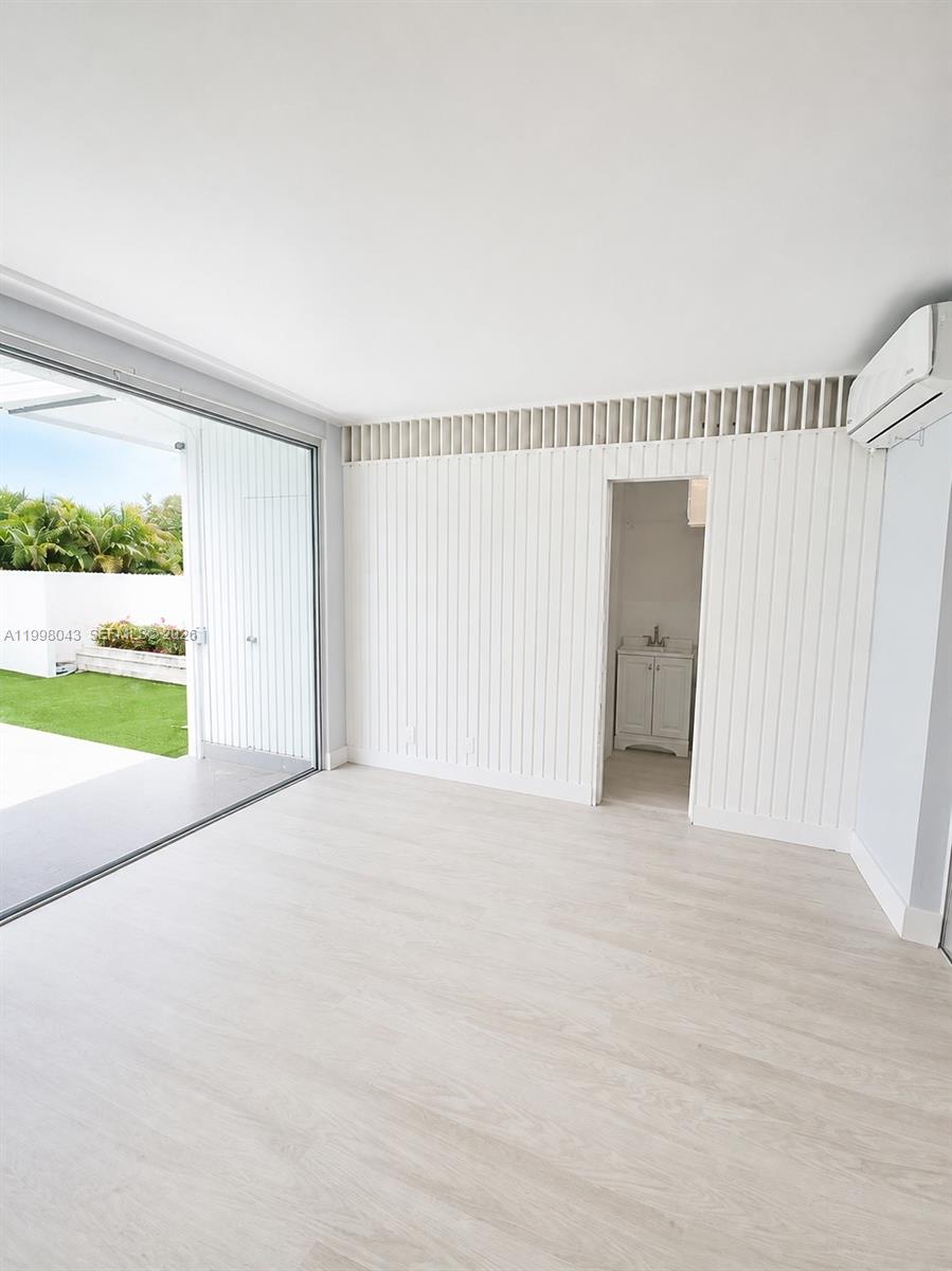 HOLLYWOOD LAKES SECTION - Residential