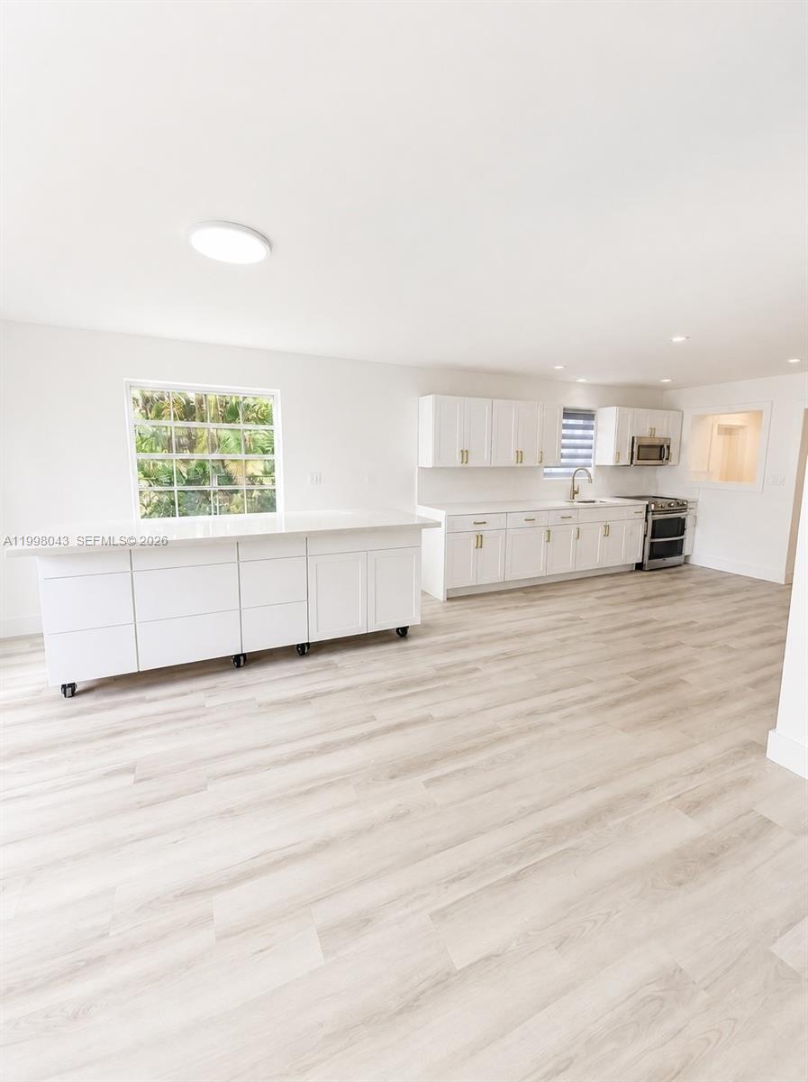 HOLLYWOOD LAKES SECTION - Residential