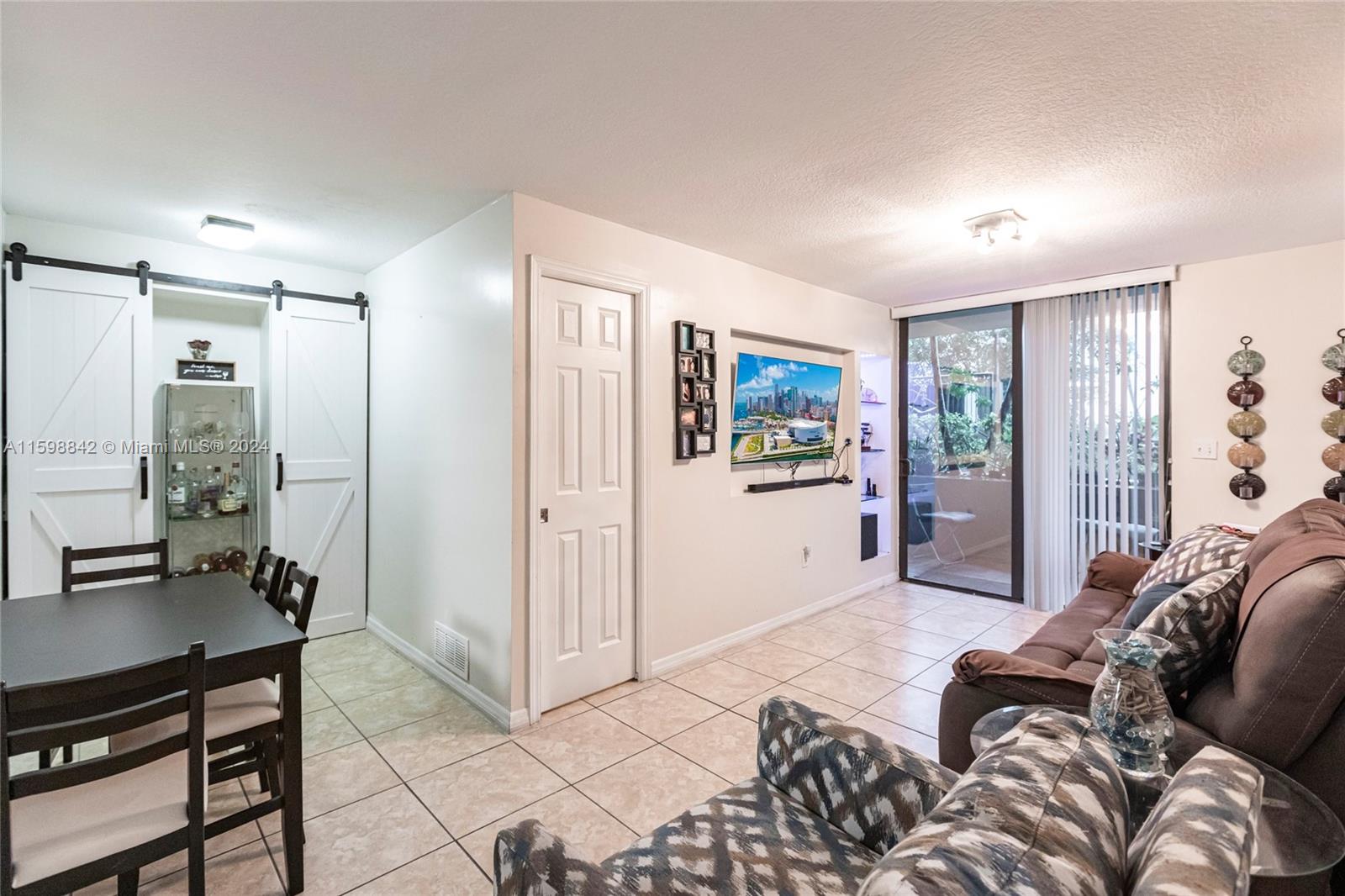 You don't want to miss this opportunity! Beautiful apartment minutes from Coral Gables and Coconut Grove, located on the 3rd floor, with access to the pool and gym. Apartment comes with 2 assigned covered parking spaces conveniently located next to the elevators.