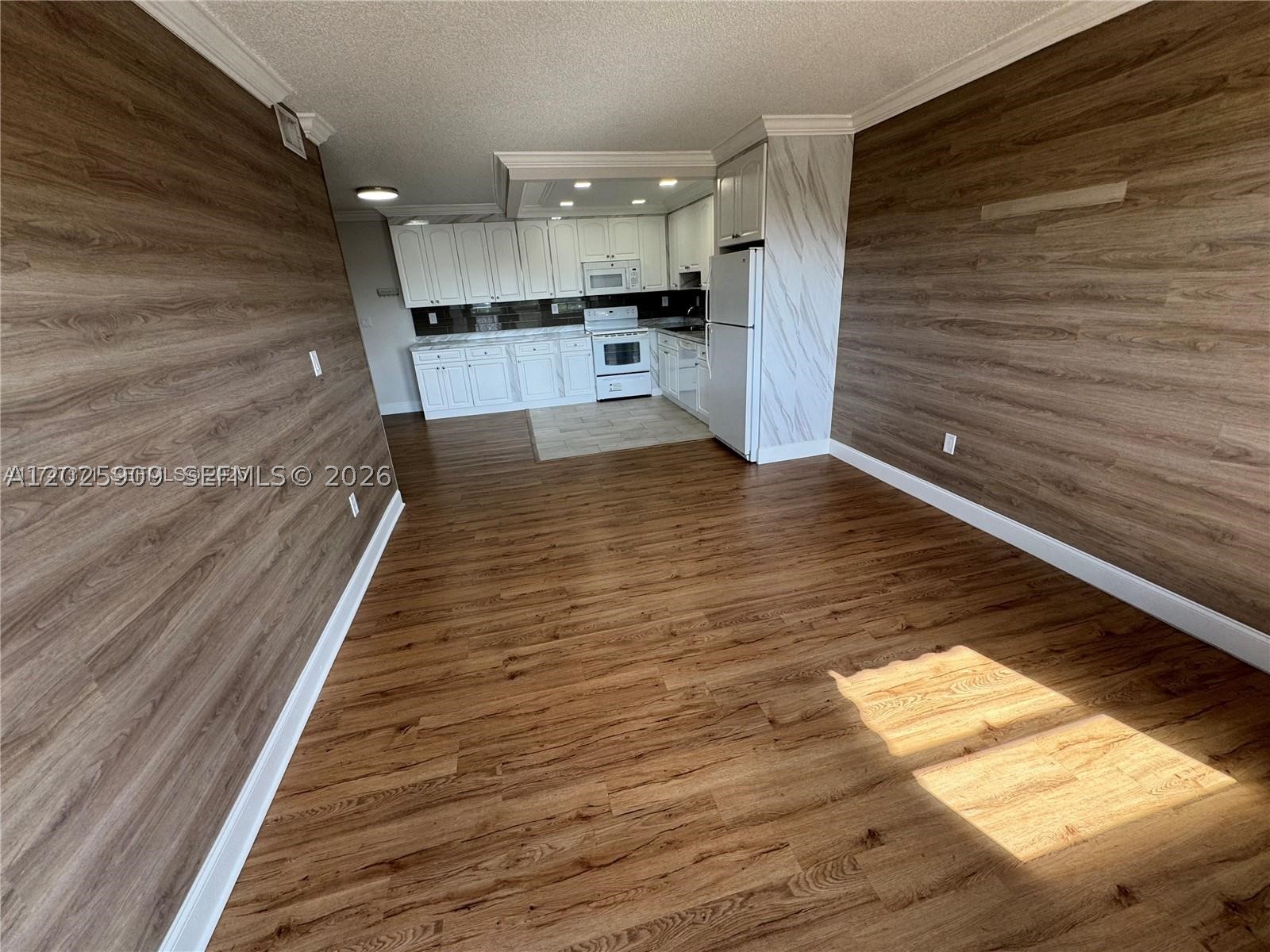GARDEN LAKE TOWERS CONDO - Residential Lease