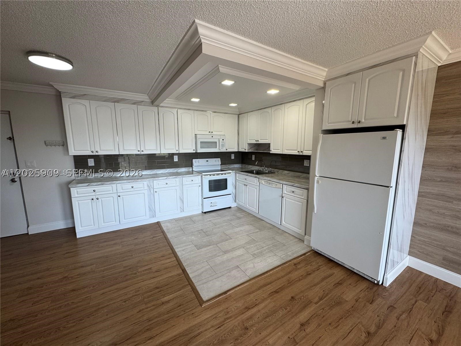 GARDEN LAKE TOWERS CONDO - Residential Lease