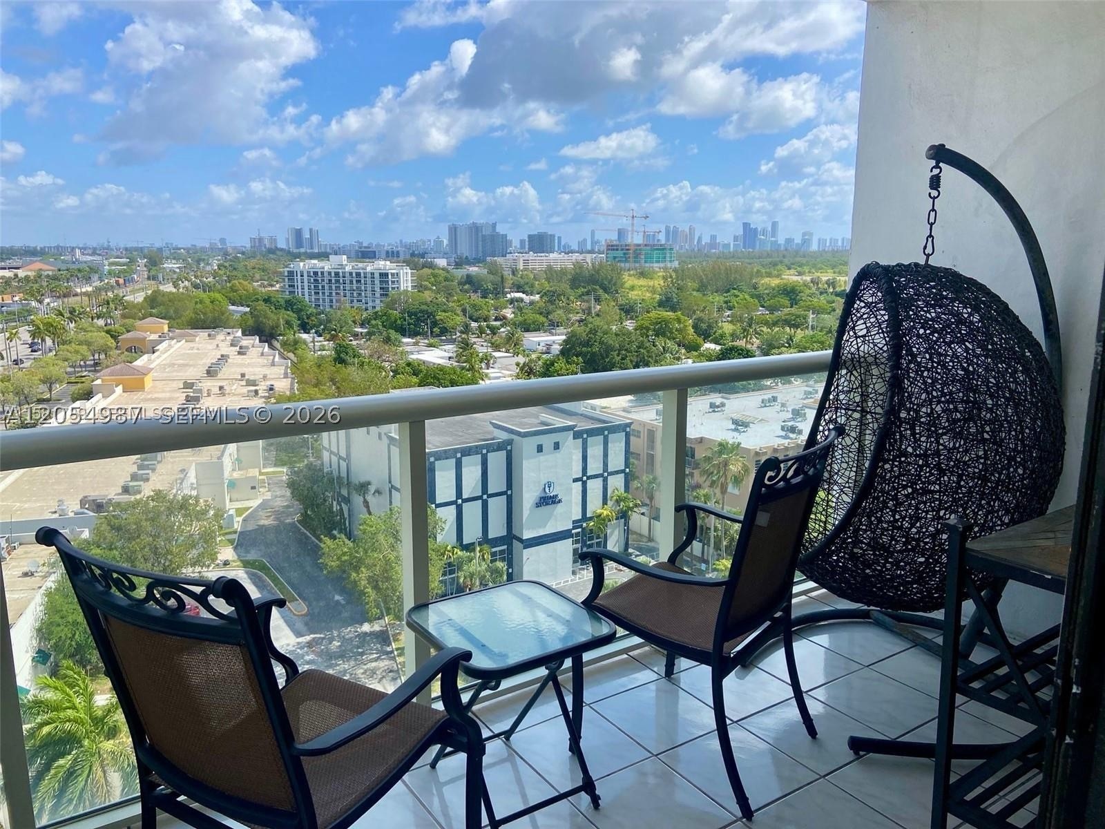 Beautiful views from this remodeled and furnished apartment close to all the amenities that Keystone Point has to offer. The building offer great amenities , pool, doorman,elevator, 1 assigned parking space.
Close to many restaurants, COSTCO and FIU.