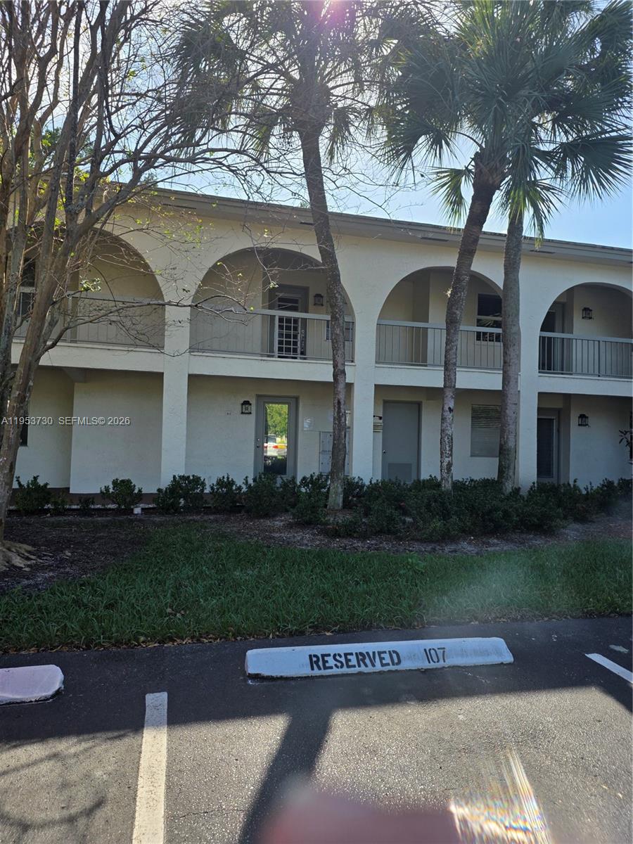 Charming furnished condo . Great community with a wide range of enjoyable ammenities.