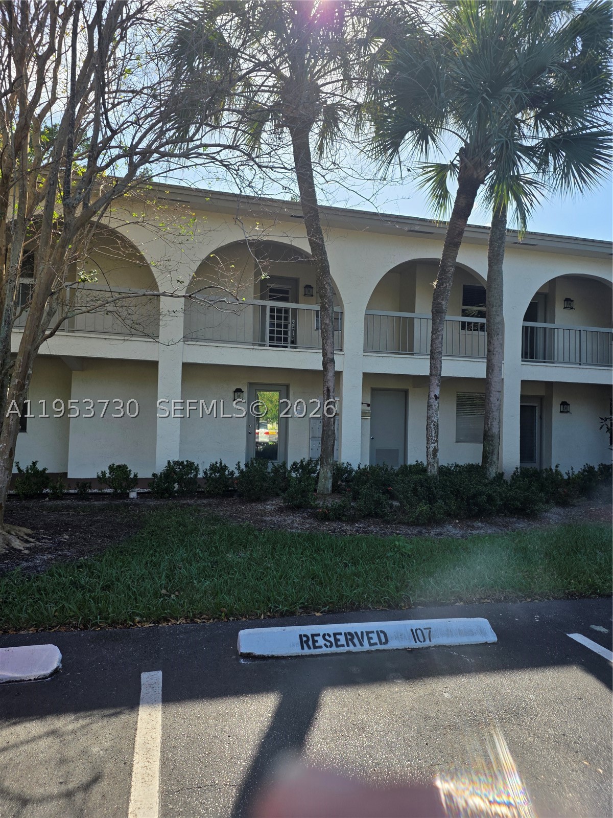 Charming furnished condo . Great community with a wide range of enjoyable ammenities.