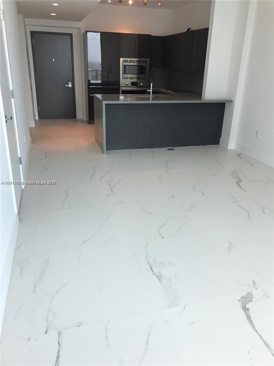 Beautiful and spacious 1 Bedroom/1 Bath, PLUS DEN. Tile floors through out, Italian kitchen with top of the line appliances, den is very spacious, washer & dryer, nice balcony with great city view. Building have great amenities. Must See