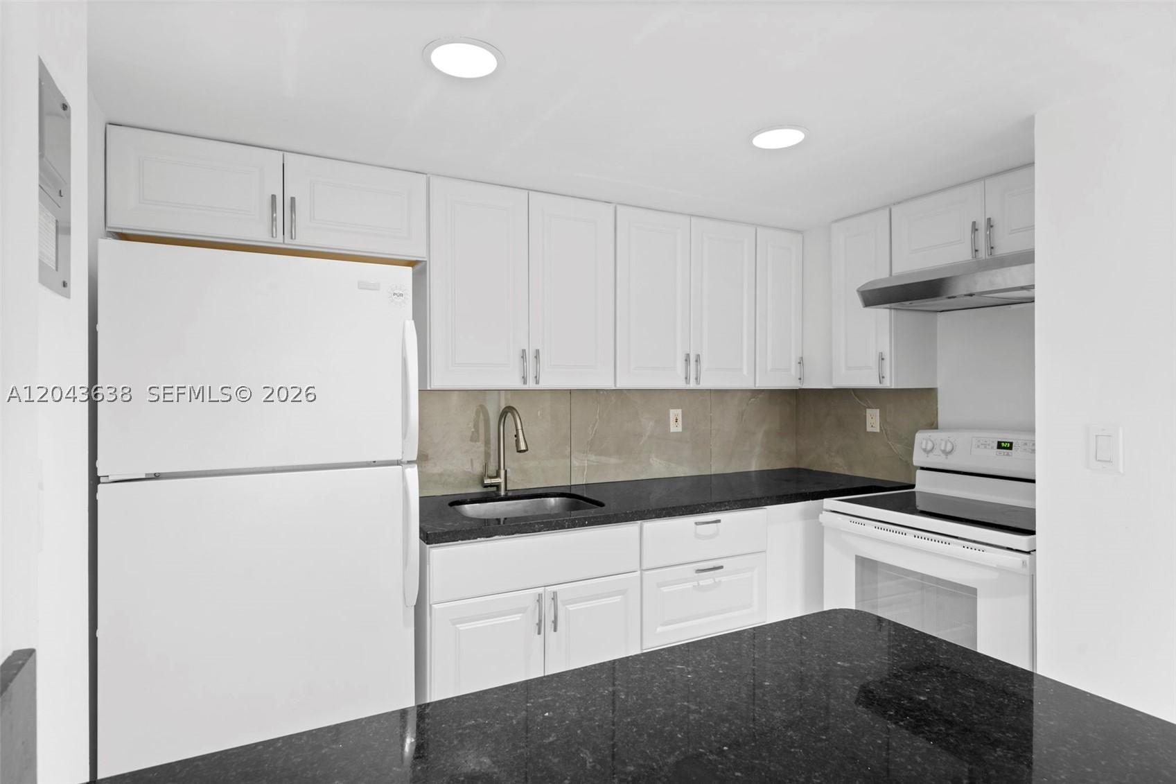LE JEUNE GDN EST SEC 3 - Residential Lease