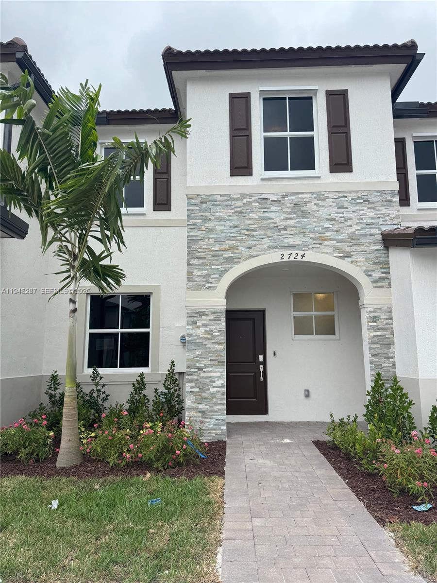 Brand new rental property in Altamira! Be the first to live in this stunning 3-bedroom, 2.5-bathroom home featuring a privileged location with serene lake views. This modern residence offers an open-concept layout, a contemporary kitchen, and the energy efficiency that only new construction can provide. Only 2 months to move in!!

Located in a premier community boasting high-end amenities, including a professional golf course. Bright interiors and premium finishes throughout. Requirements: First month, last month, and security deposit. Don't miss this opportunity—schedule your private tour today!