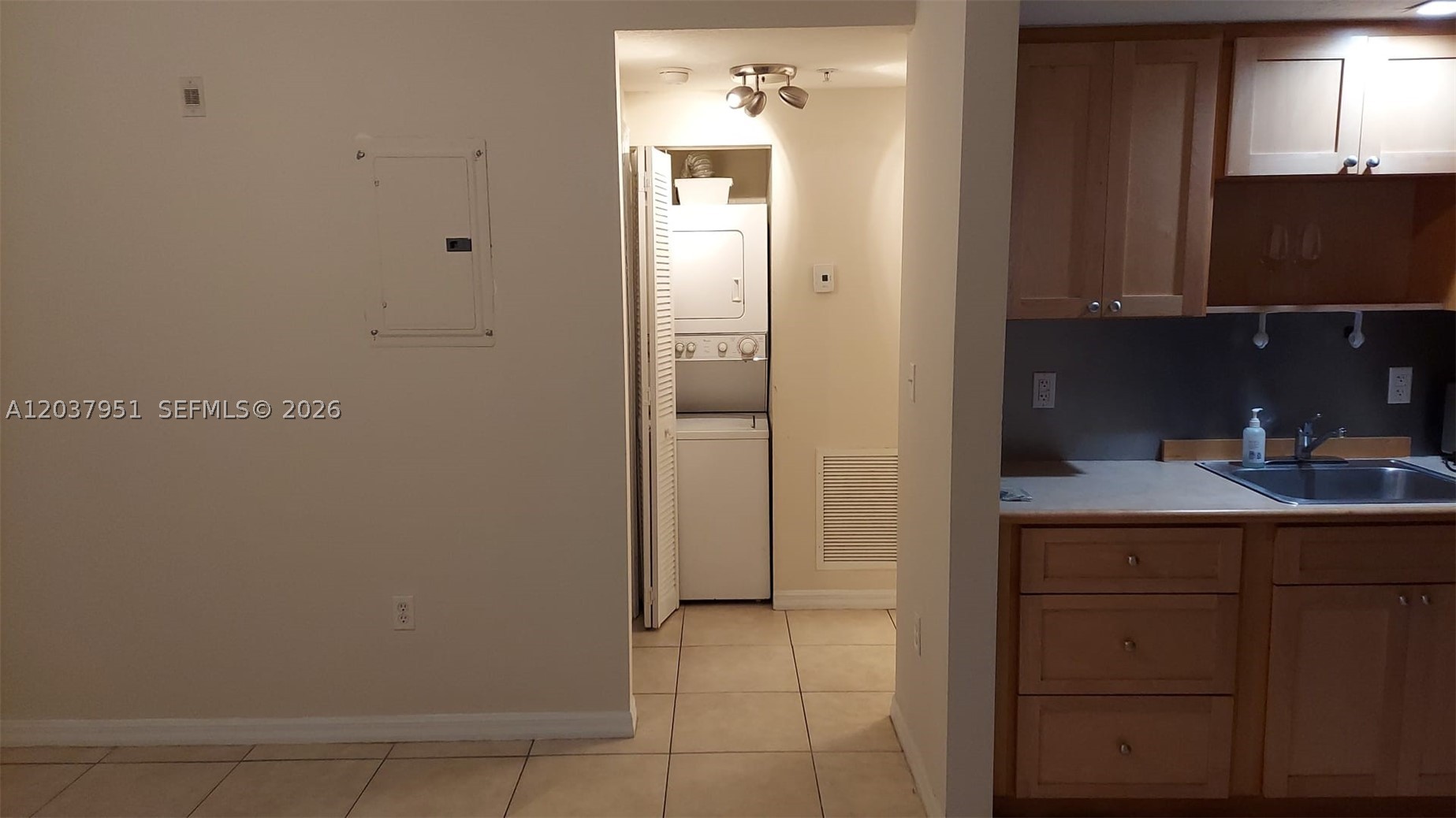 DIXIE GROVE RESIDENCES CO - Residential Lease