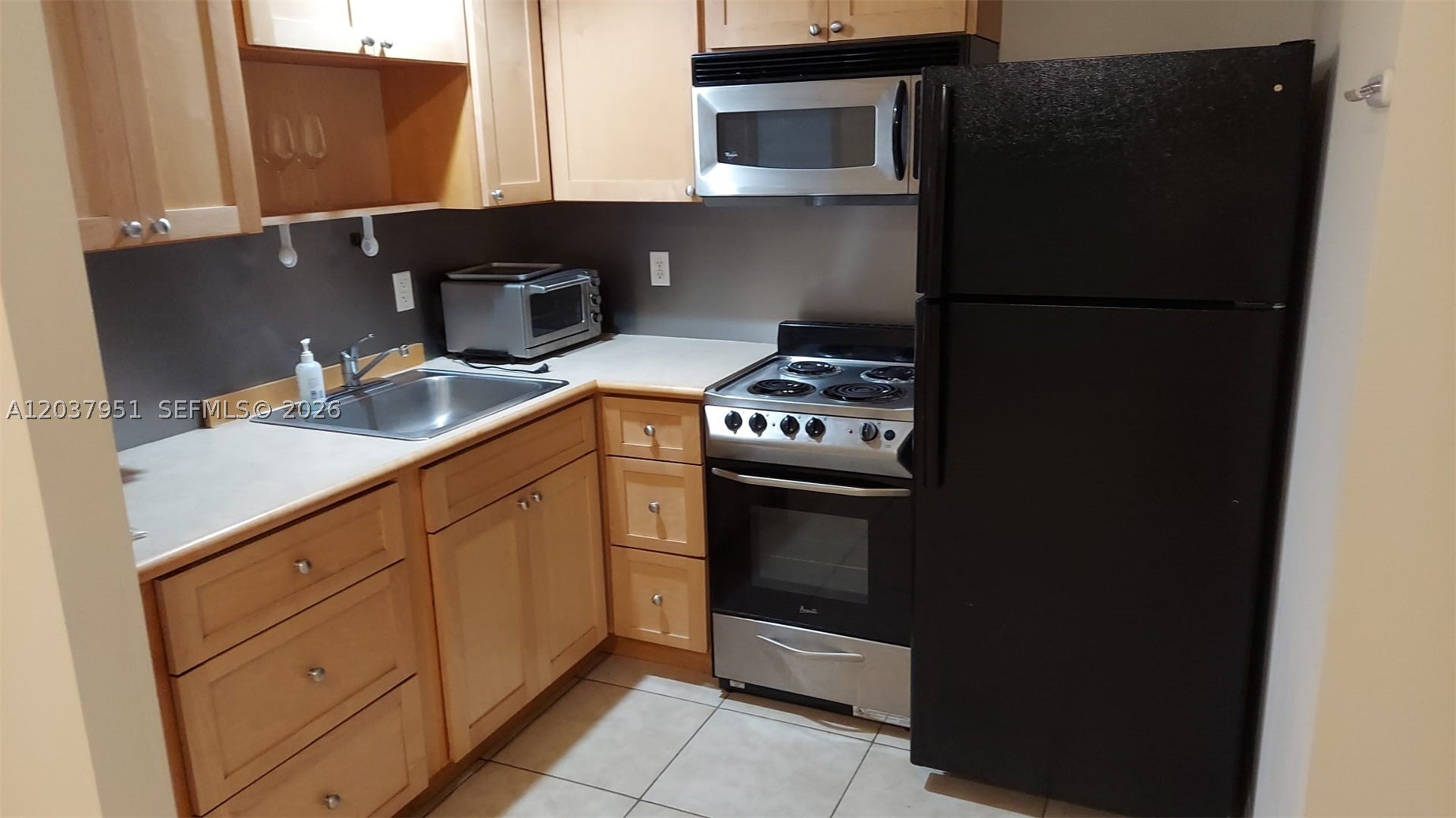 DIXIE GROVE RESIDENCES CO - Residential Lease