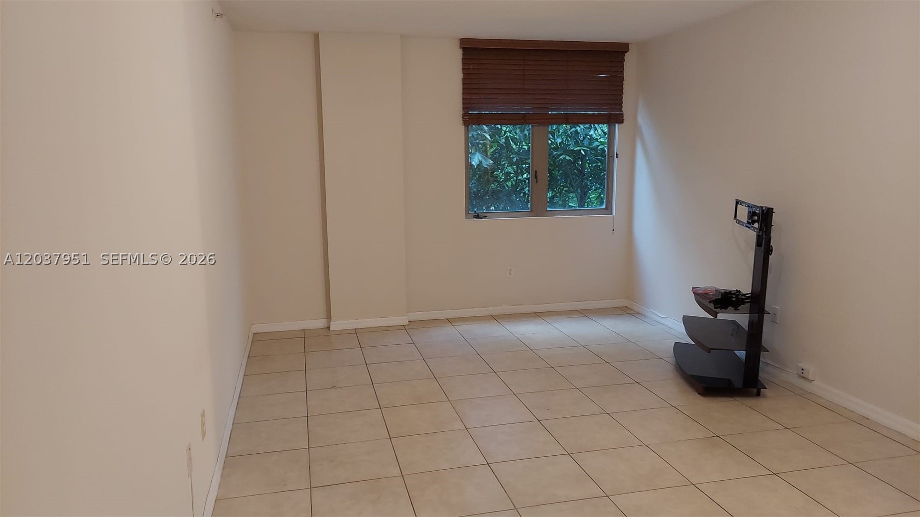 DIXIE GROVE RESIDENCES CO - Residential Lease