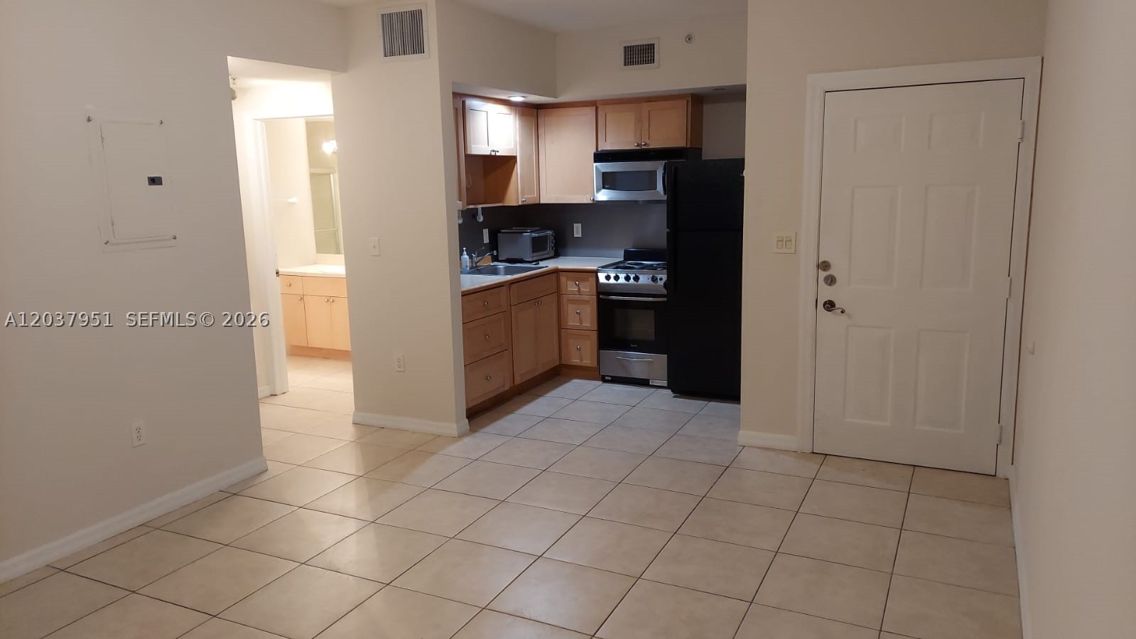 DIXIE GROVE RESIDENCES CO - Residential Lease