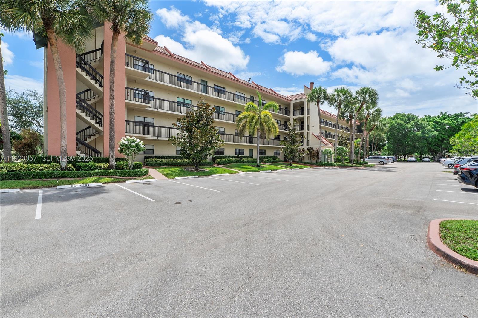 HAMMOCKS-LAKE FOREST COND - Residential