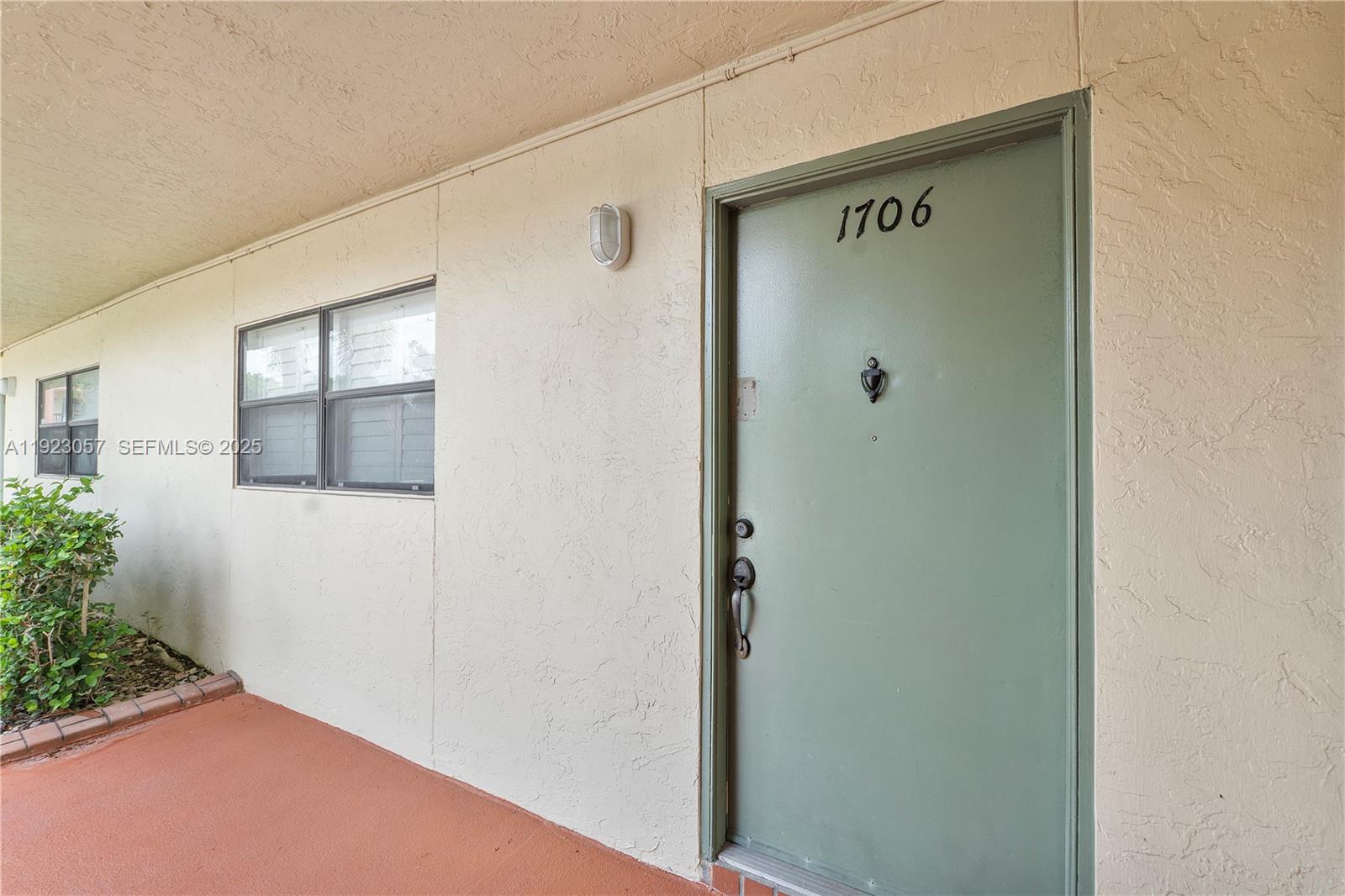 HAMMOCKS-LAKE FOREST COND - Residential