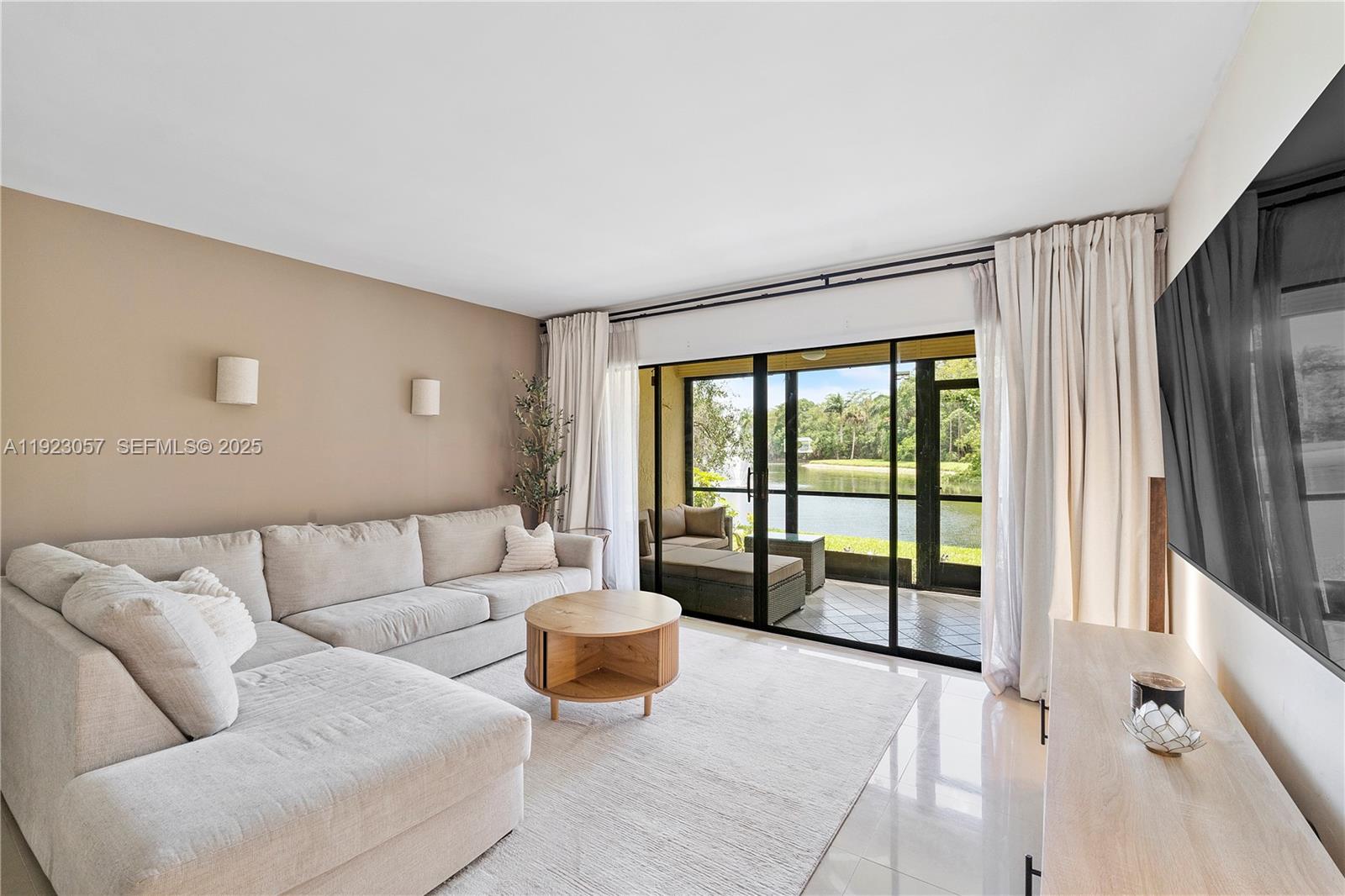 HAMMOCKS-LAKE FOREST COND - Residential