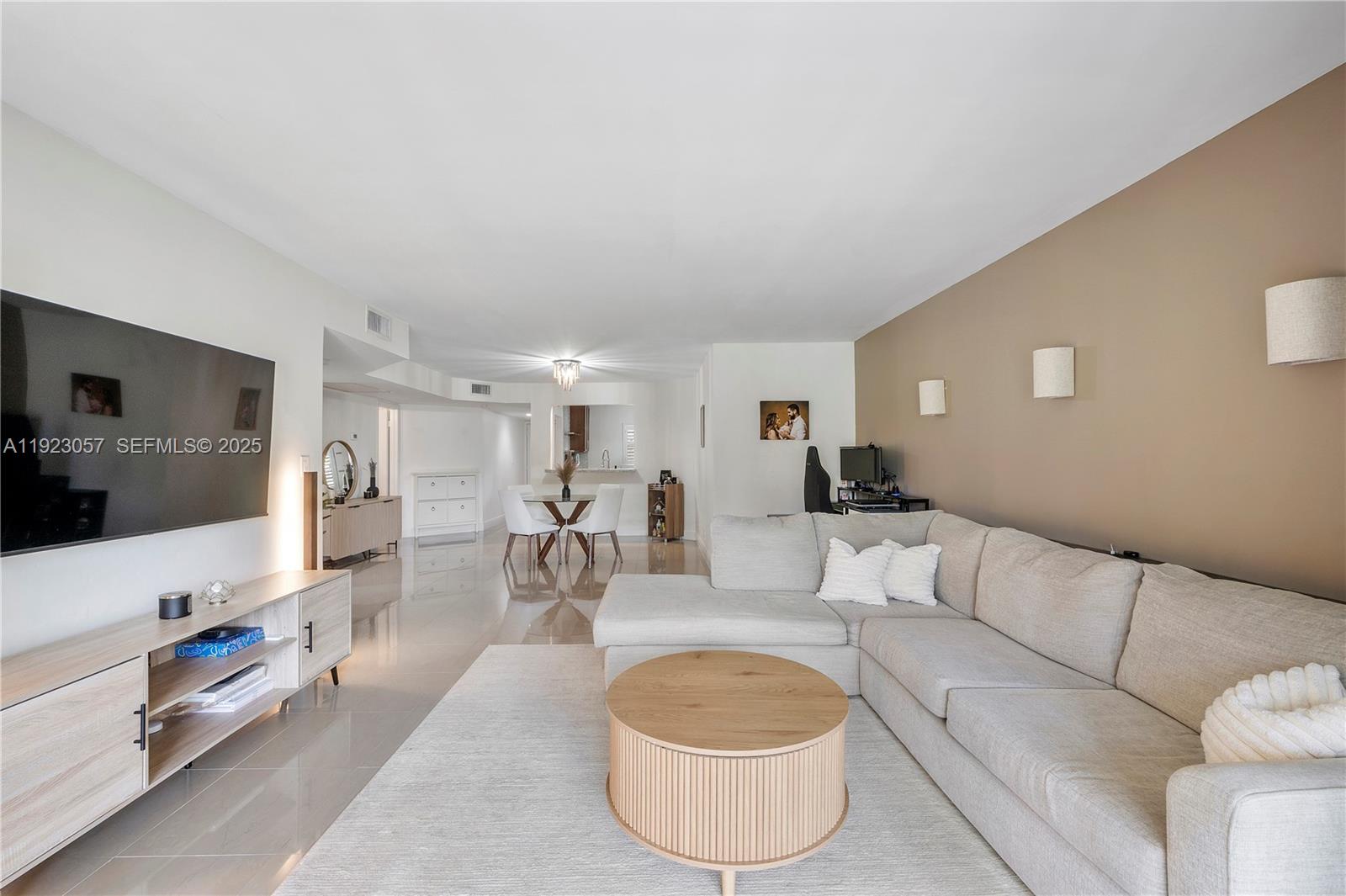 HAMMOCKS-LAKE FOREST COND - Residential