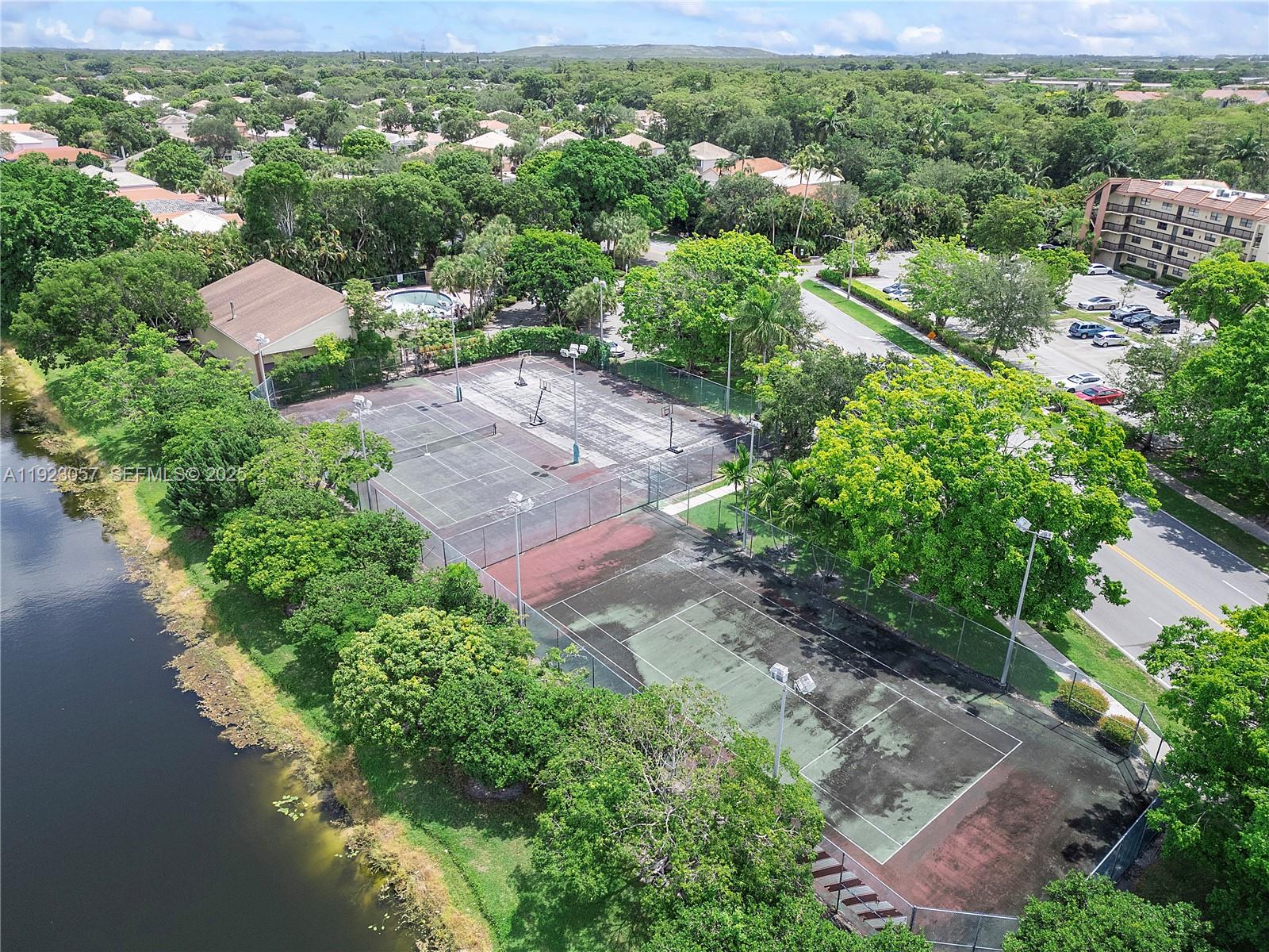 HAMMOCKS-LAKE FOREST COND - Residential