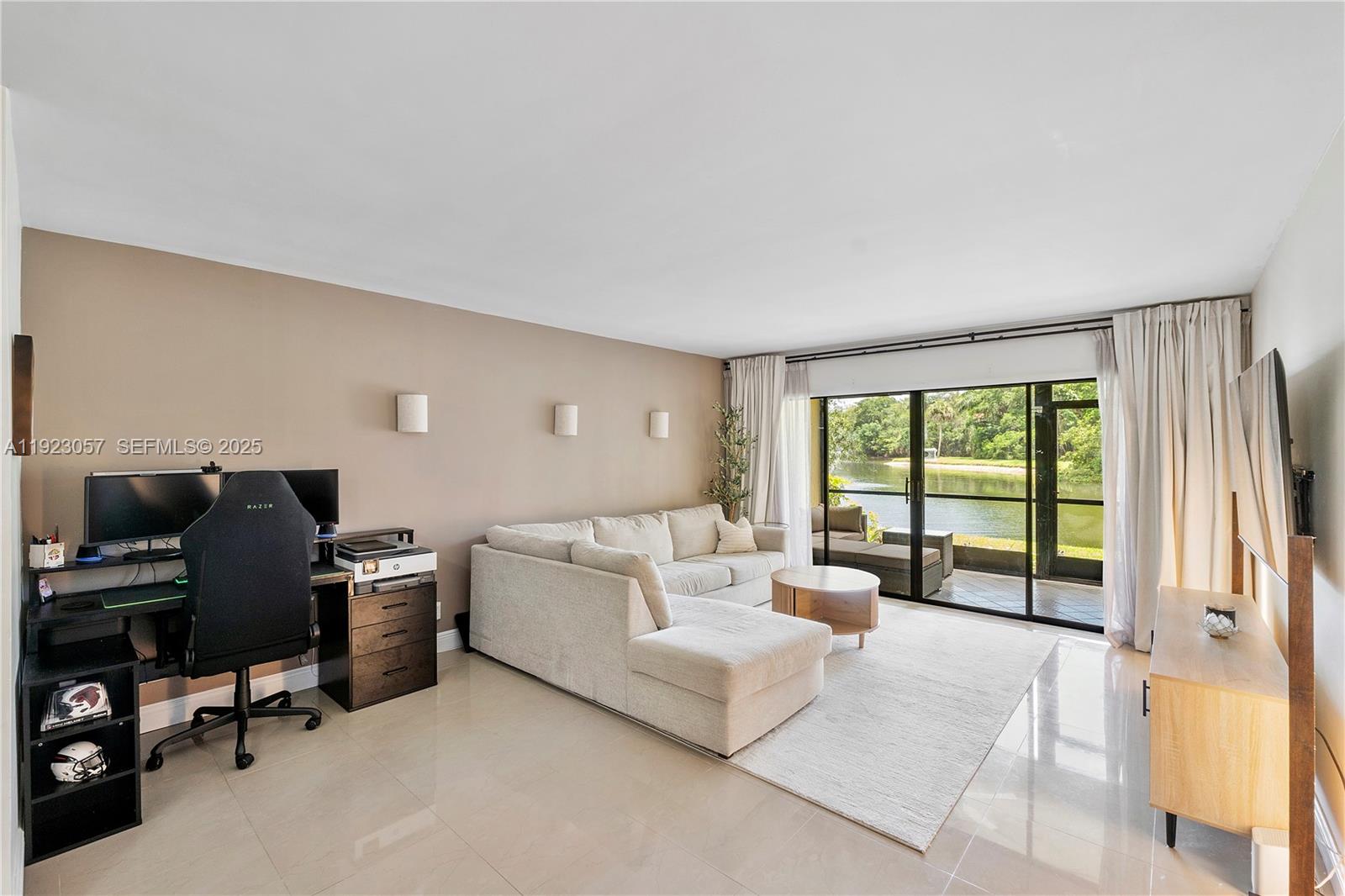 HAMMOCKS-LAKE FOREST COND - Residential