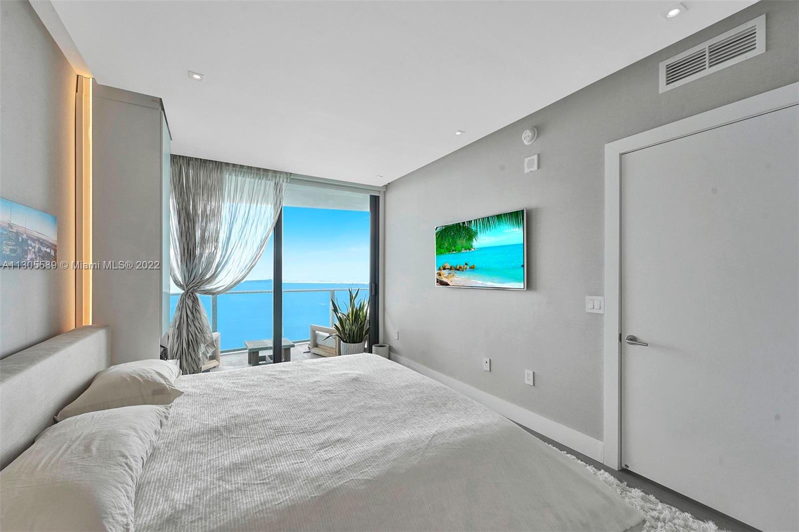 ICON BAY CONDO - Residential