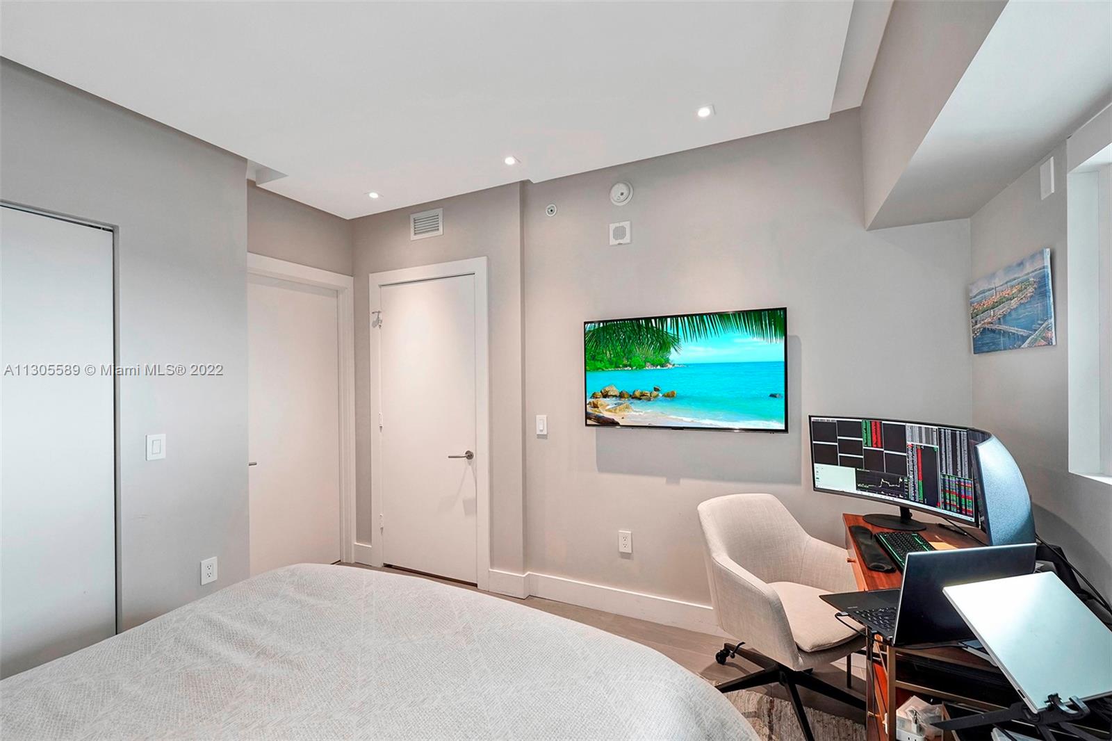 ICON BAY CONDO - Residential