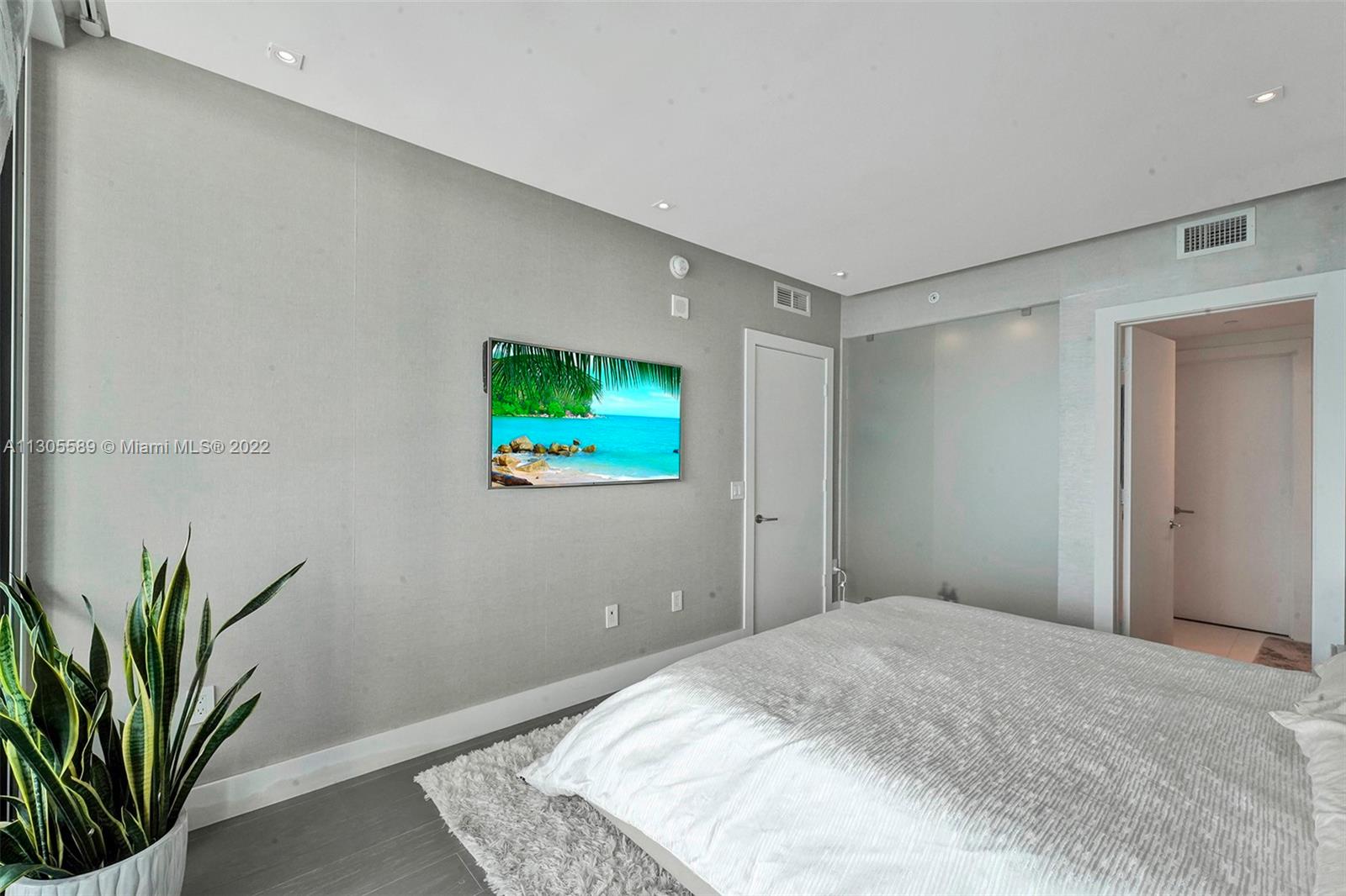 ICON BAY CONDO - Residential