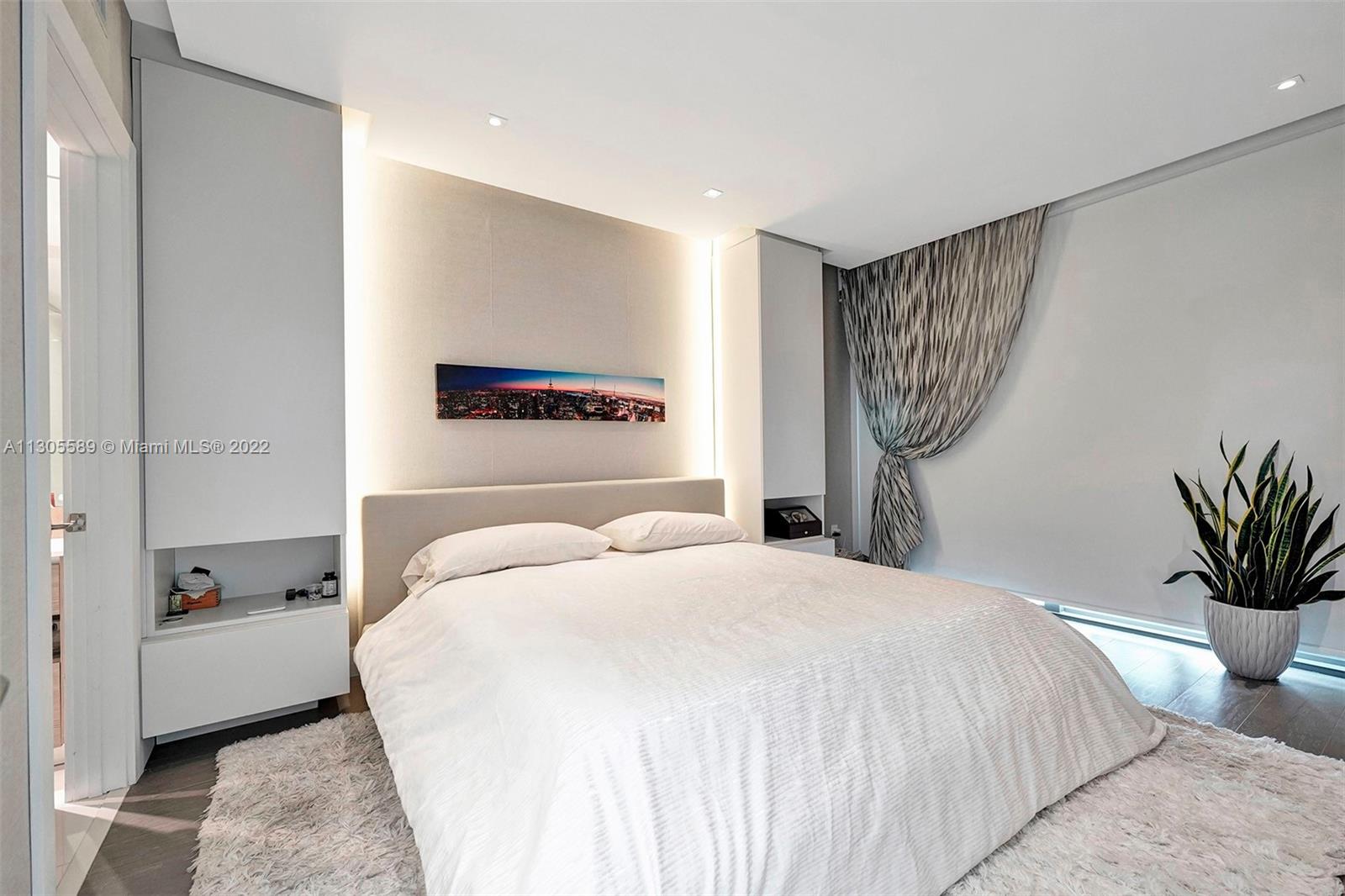 ICON BAY CONDO - Residential