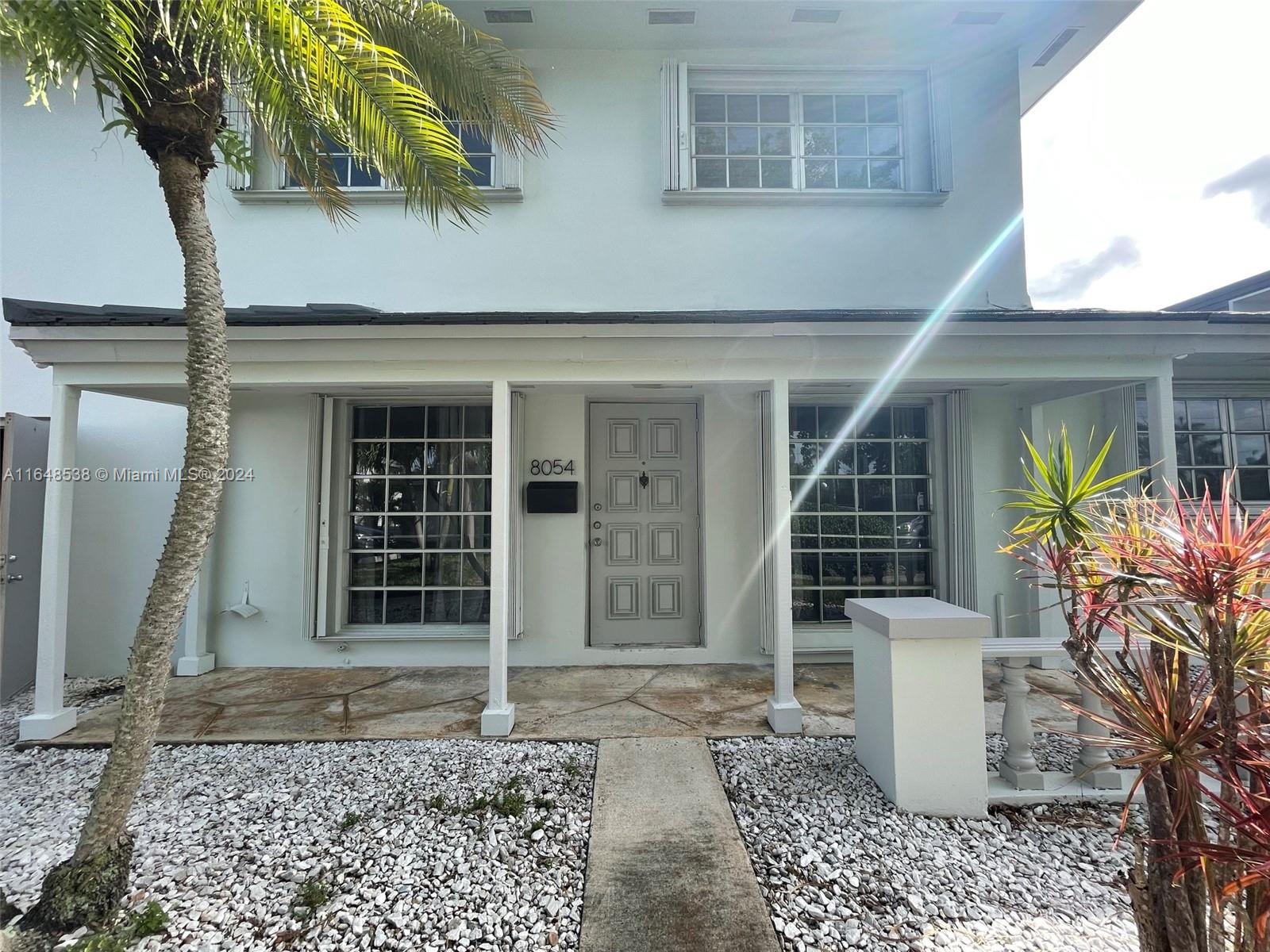 Fully remodeled 2/1, first floor, 2-Story condo/villa in the beautiful Kings Creek neighborhood just steps away from Downtown Dadeland, an excellent and central location. Spacious unit with oversized bedrooms and closets, has an updated kitchen, bathroom, floors and custom closets. W/D in unit. Attached garage and more! Excellent amenities, 2 pools, racquetball, tennis, basketball and pickleball courts, kid’s playground, clubhouse and more! New Hurricane Impact Windows.