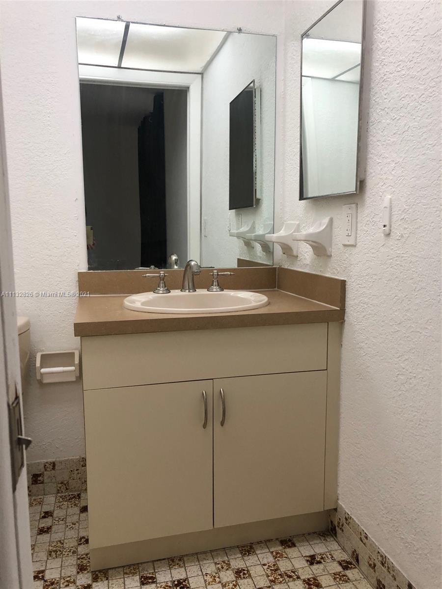 HORIZONS WEST CONDO #5 - Residential