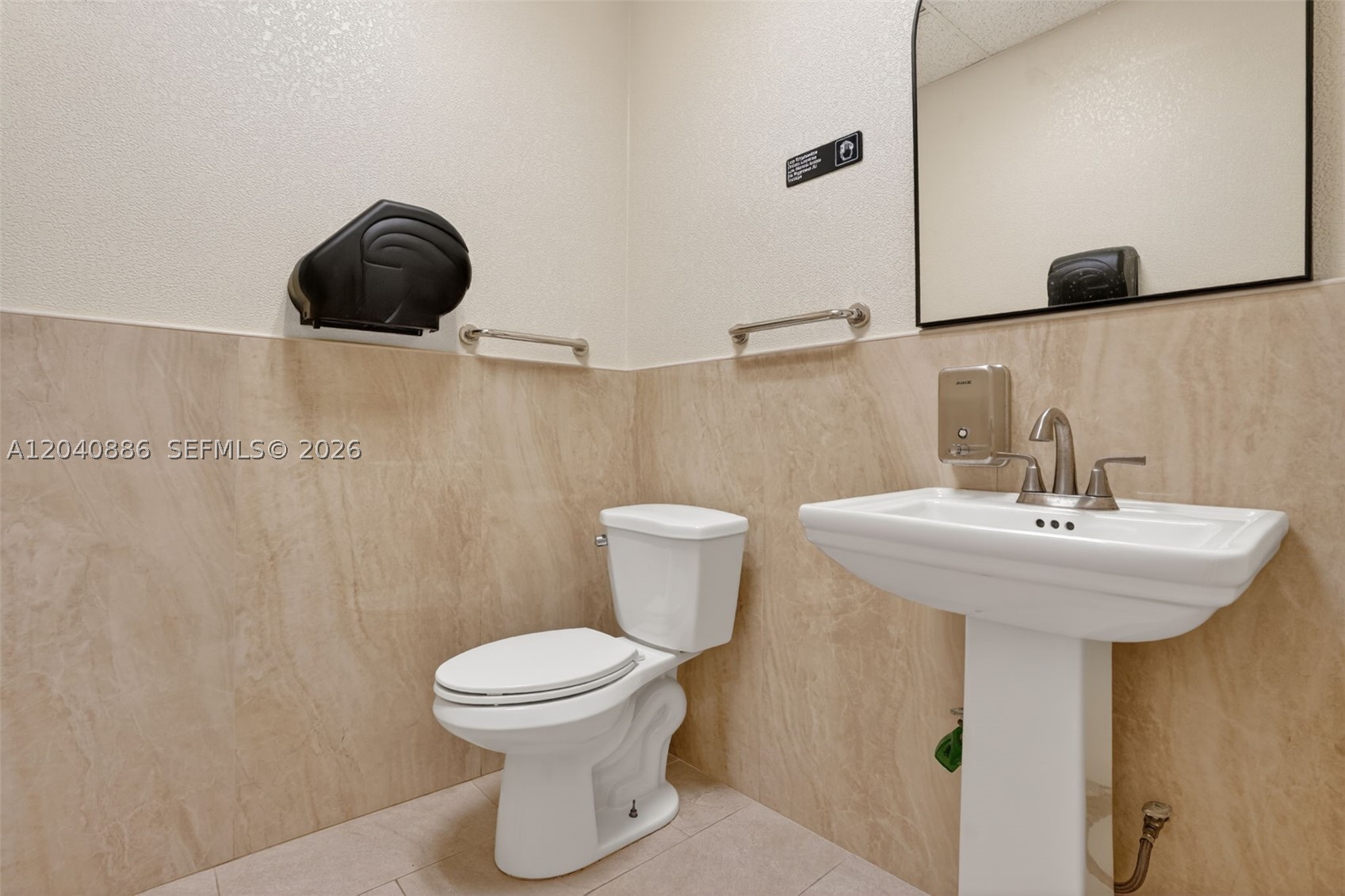 Main image without alt text