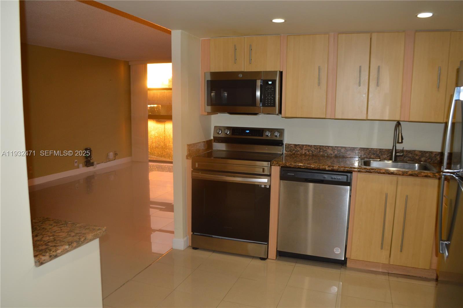 200 LESLIE CONDO - Residential