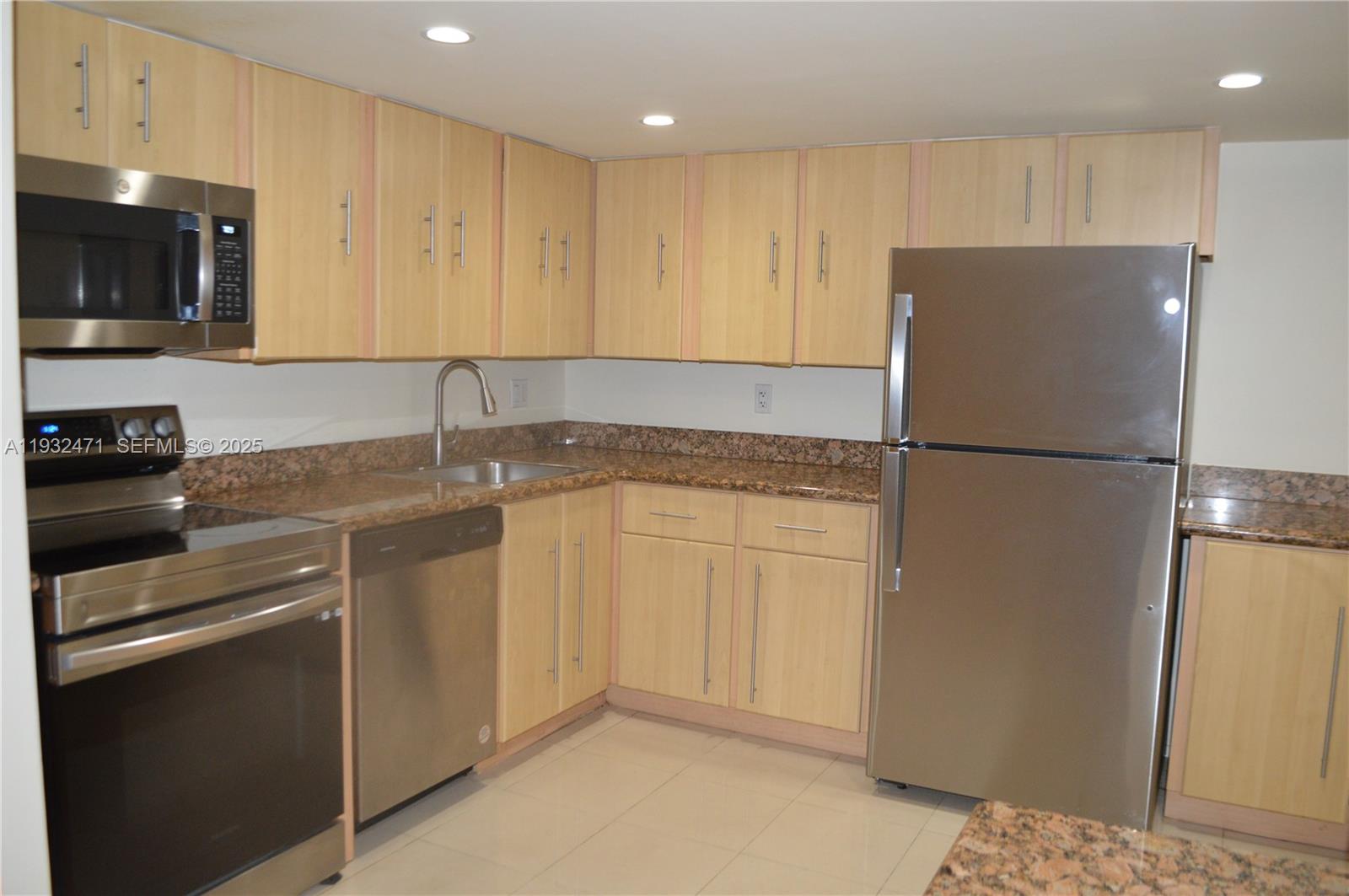 200 LESLIE CONDO - Residential