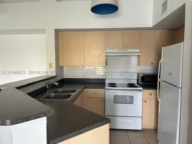 EMERALD ISLE AT LAGUNA LA - Residential Lease