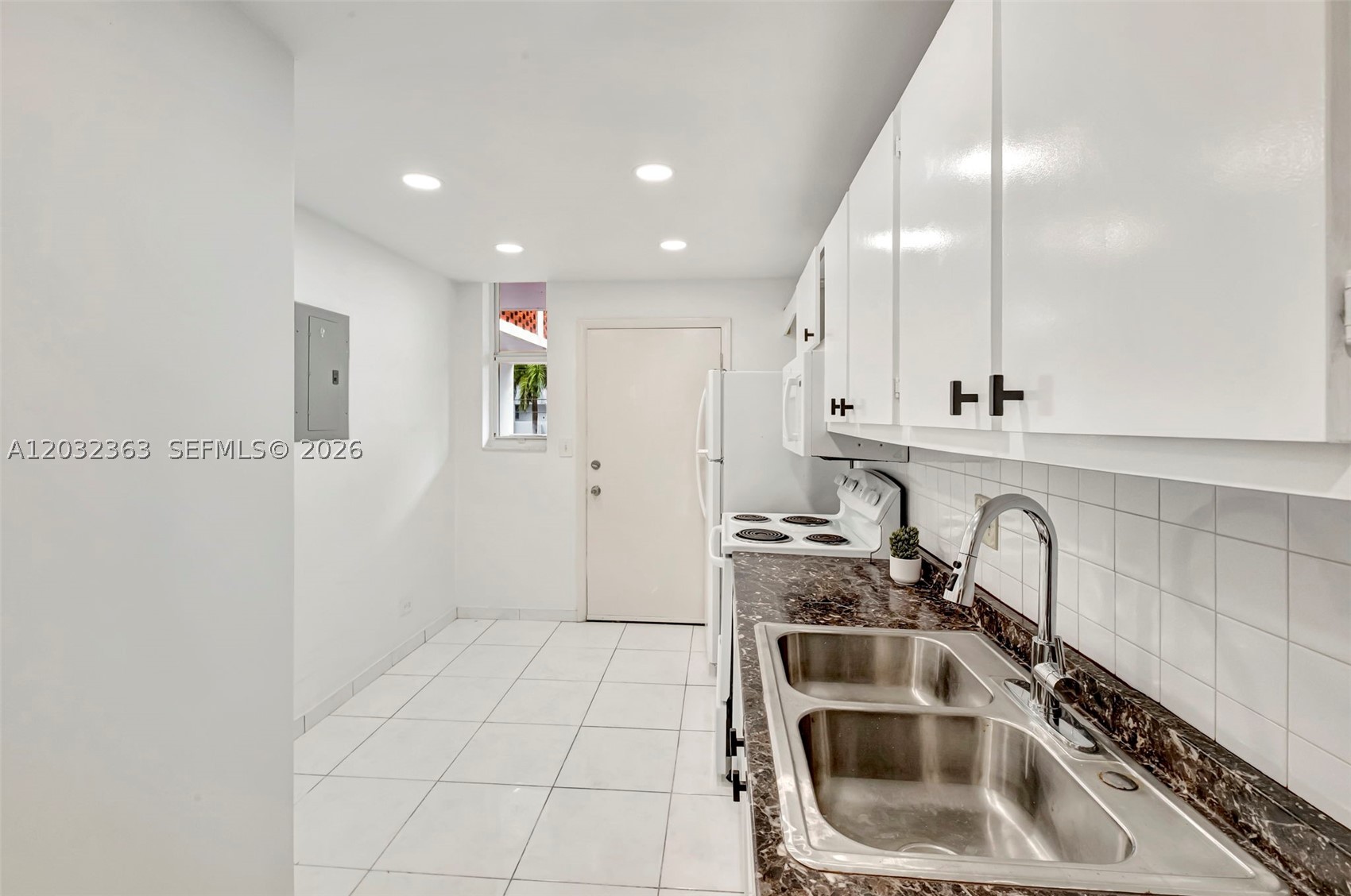 EASTERN SHORES WHITE HOUS - Residential Lease