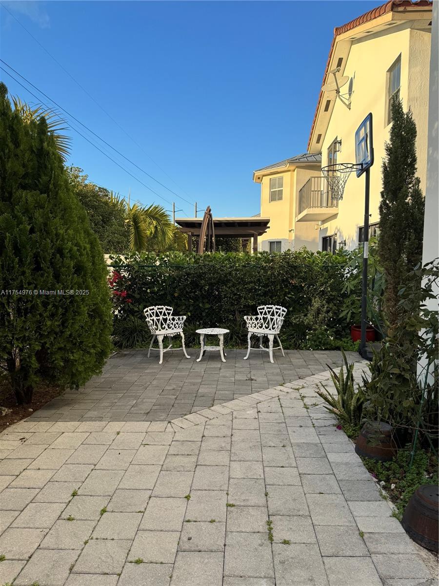 VINTAGE ESTATES - Residential