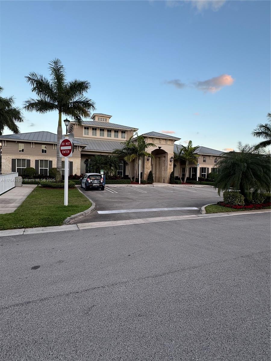 VINTAGE ESTATES - Residential