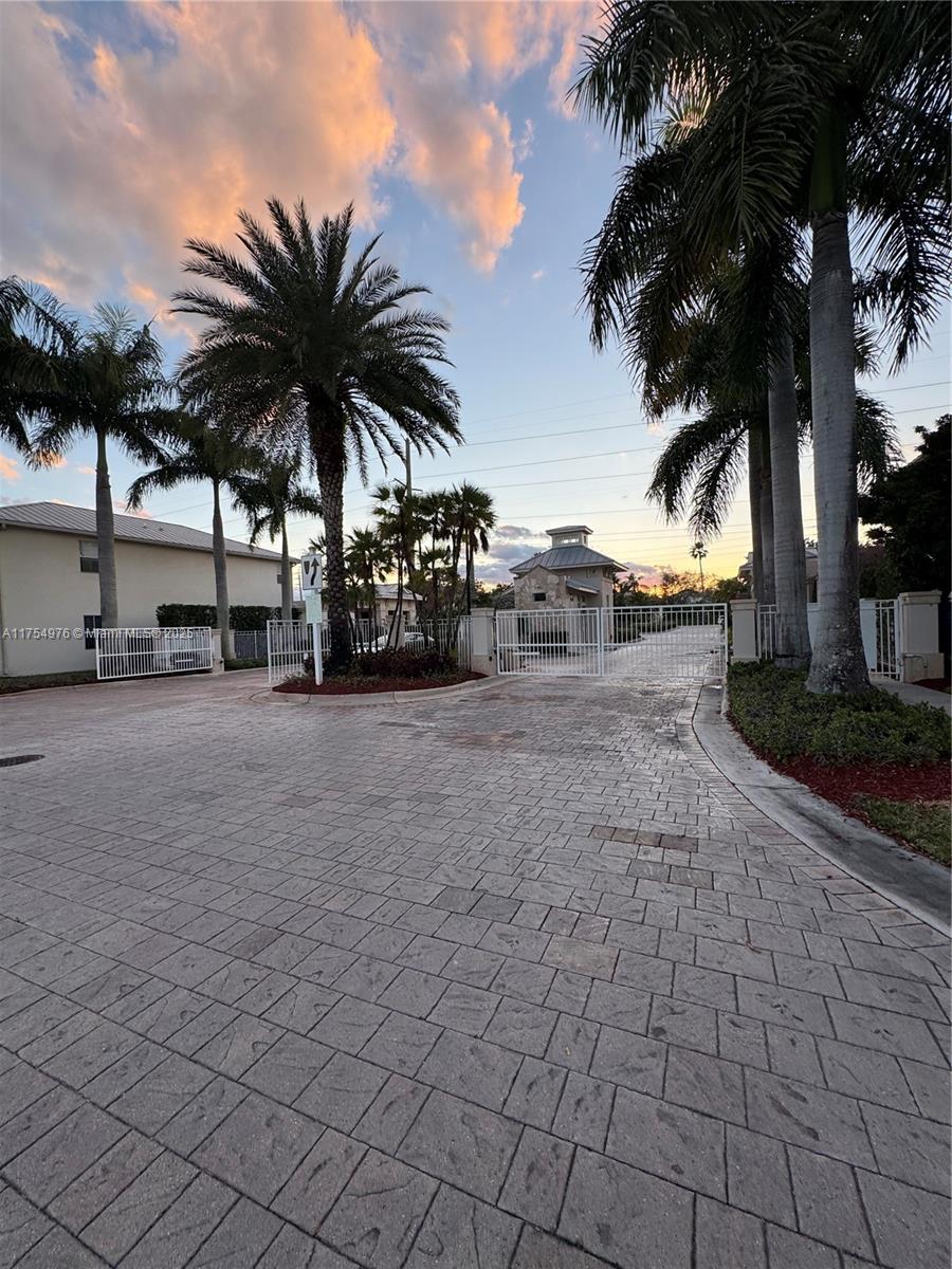 VINTAGE ESTATES - Residential