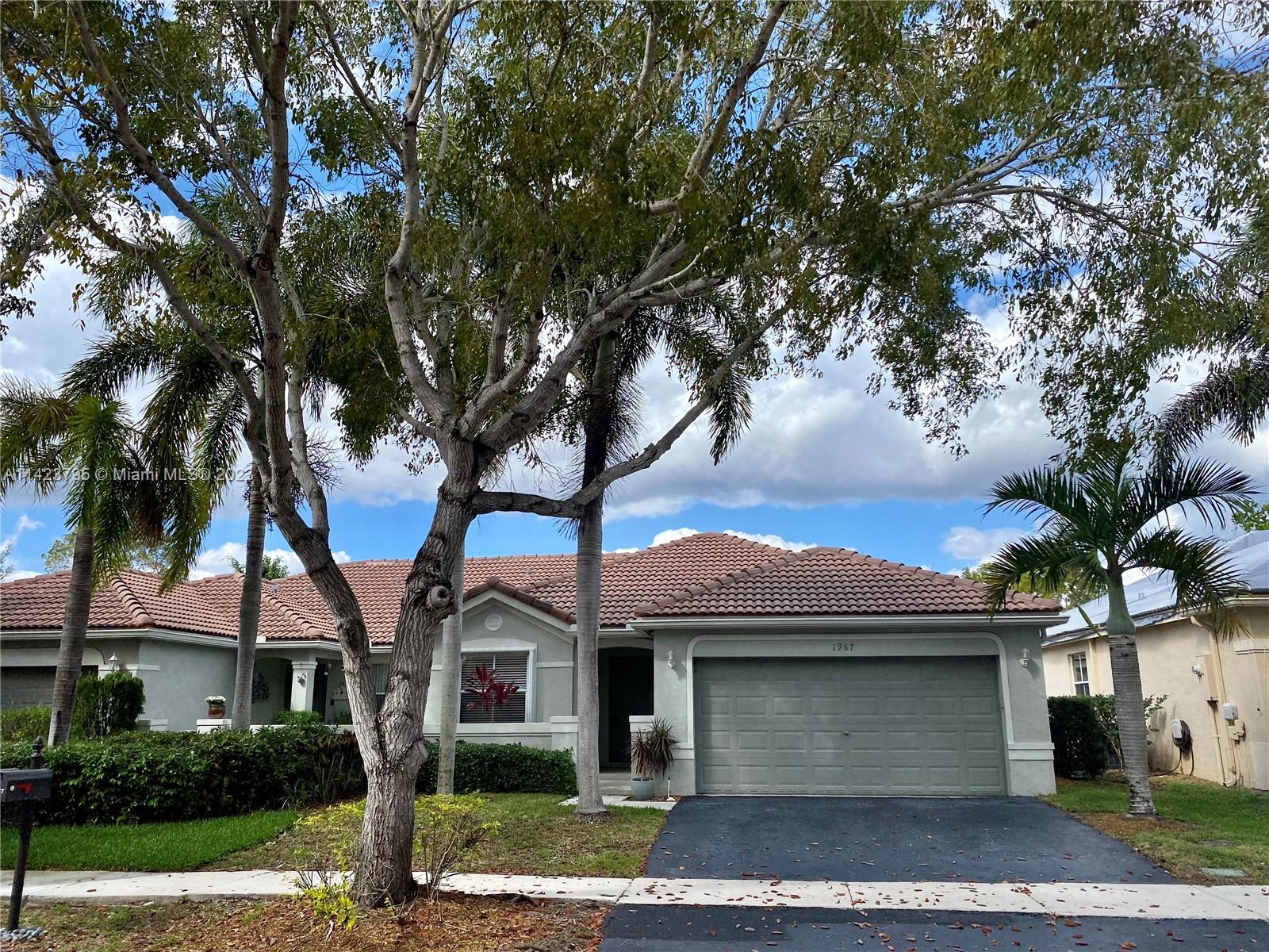 Great Spacious Cozy Villa in gated community of The Hammocks at Savanna! 3 bedrooms with 2 full baths. Open &
split floor plan with 2 car garage. Covered patio. Freshly Painted with Neutral colors. Walking closets in the master bedroom HIS and HERS. Stainless steel appliances, Full size washer and dryer inside with a/c and more! Accordion shutters. Newer A/C, tank-less water heater, storage wall system in garage, Close to schools, Publix and I-75. Association takes care of exterior painting, lawn care, security patrol, and roof cleaning. Total access to Savanna Commons and all their amenities. Swimming pool, basketball, mini golf, playground/tot lot, and many more.