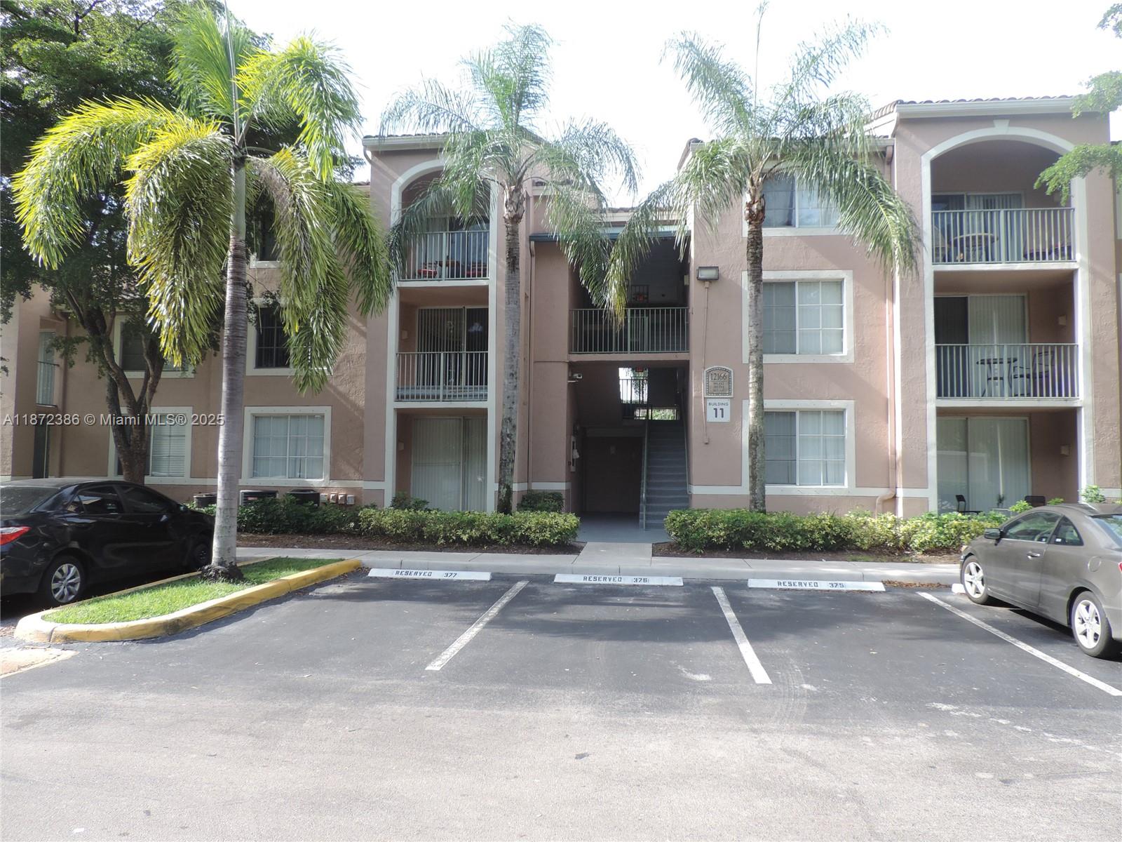 Beautiful unit, tile floors throughout, stainless steel appliances, freshly painted, remodeled bathroom, open balcony
with view to the lake, move in condition. Quiet and gated community with great amenities, close to shopping
center, highways, hospitals, restaurants and much more, Don't miss this opportunity