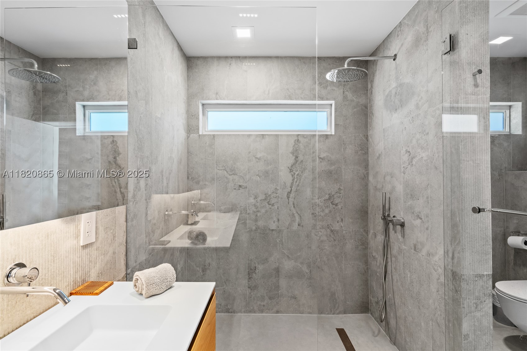 ALTOS DEL MAR NO 4 - Residential